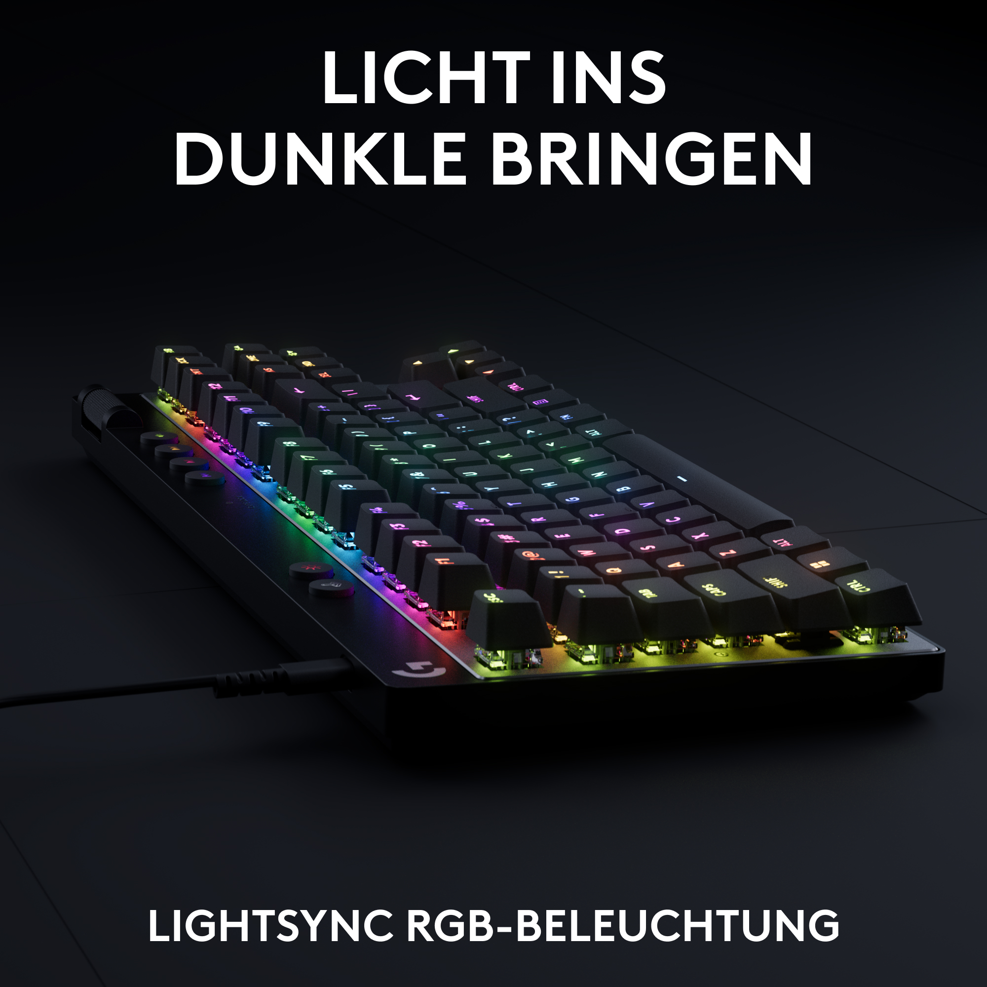 Eine schwarze Tastatur mit farbig beleuchteten Tasten. Text: 'LICHT INS DUNKLE BRINGEN' und 'LIGHTSYNC RGB-BELEUCHTUNG'.