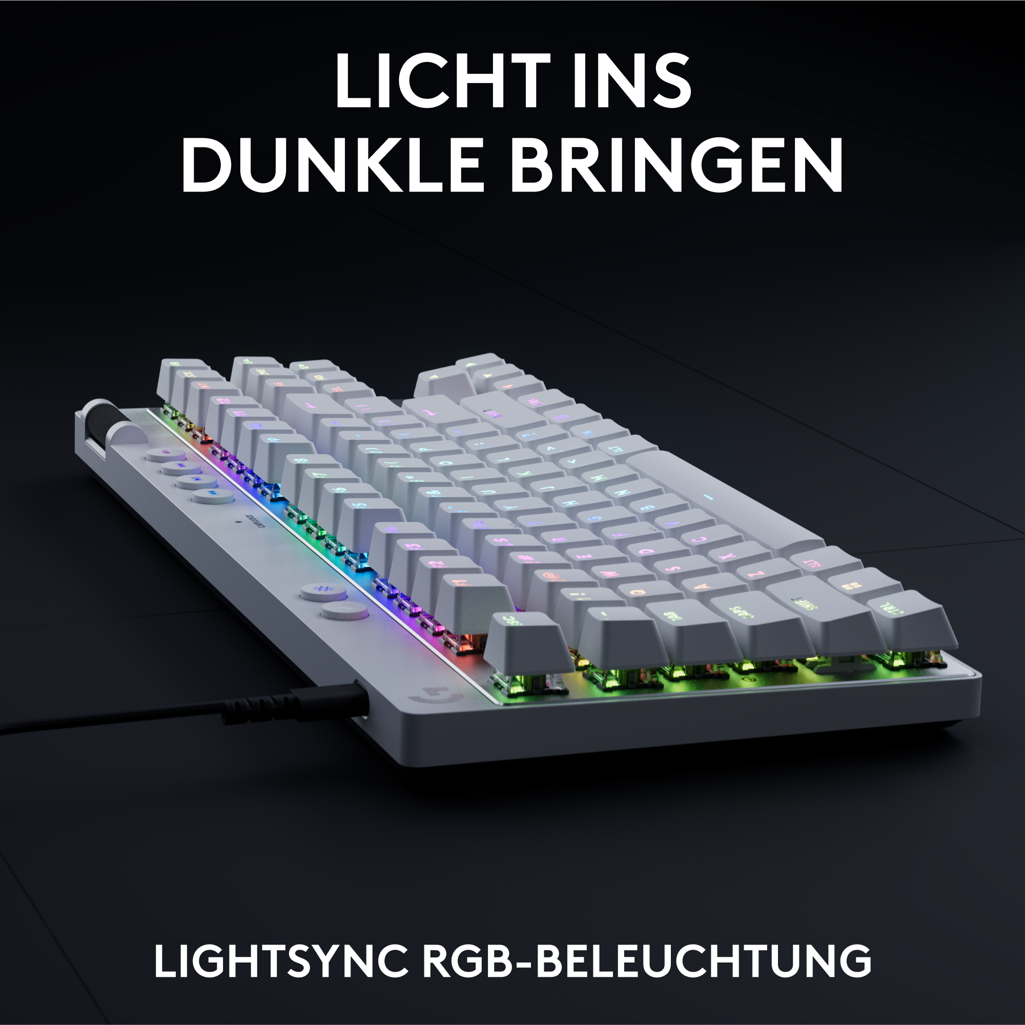 Eine weiße Tastatur mit RGB-Beleuchtung. Die Tasten leuchten in verschiedenen Farben. Der Hintergrund ist schwarz.