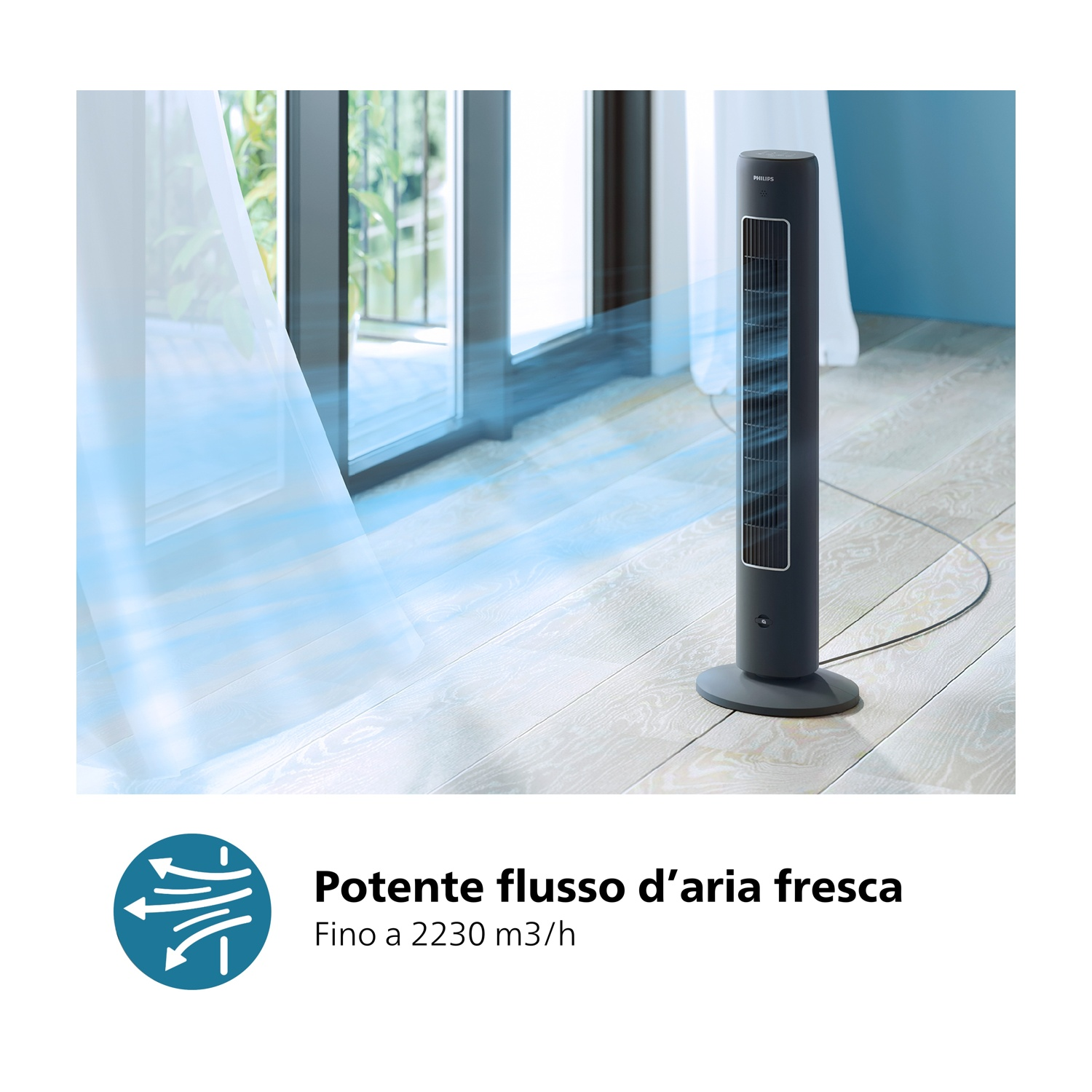 Un ventilatore a torre grigio scuro con flusso d'aria blu è in una stanza con una finestra. Il pavimento è in legno chiaro. Testo: Potente flusso d'aria fresca.