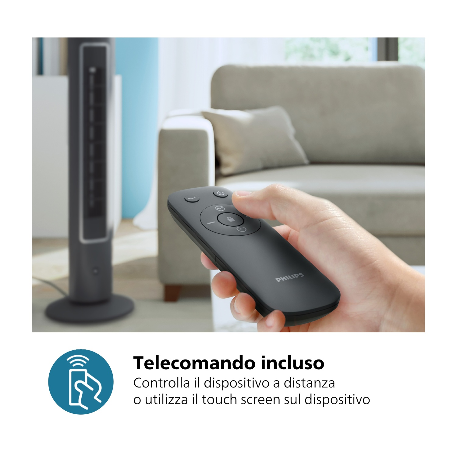 Una mano tiene un telecomando Philips. Un ventilatore è a sinistra. Sullo sfondo un divano e una finestra. Il telecomando controlla il ventilatore.