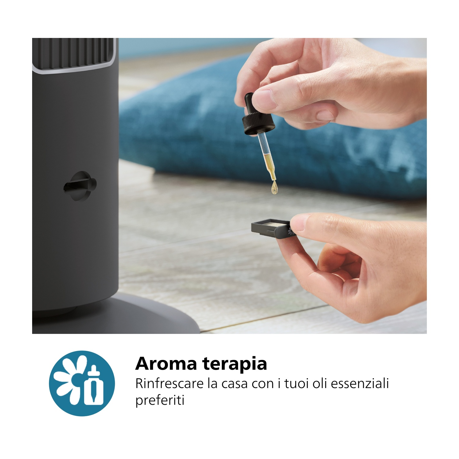 Una persona usa un contagocce per aggiungere olio essenziale a un piccolo contenitore. C'è un ventilatore sullo sfondo. Il testo dice aromaterapia.