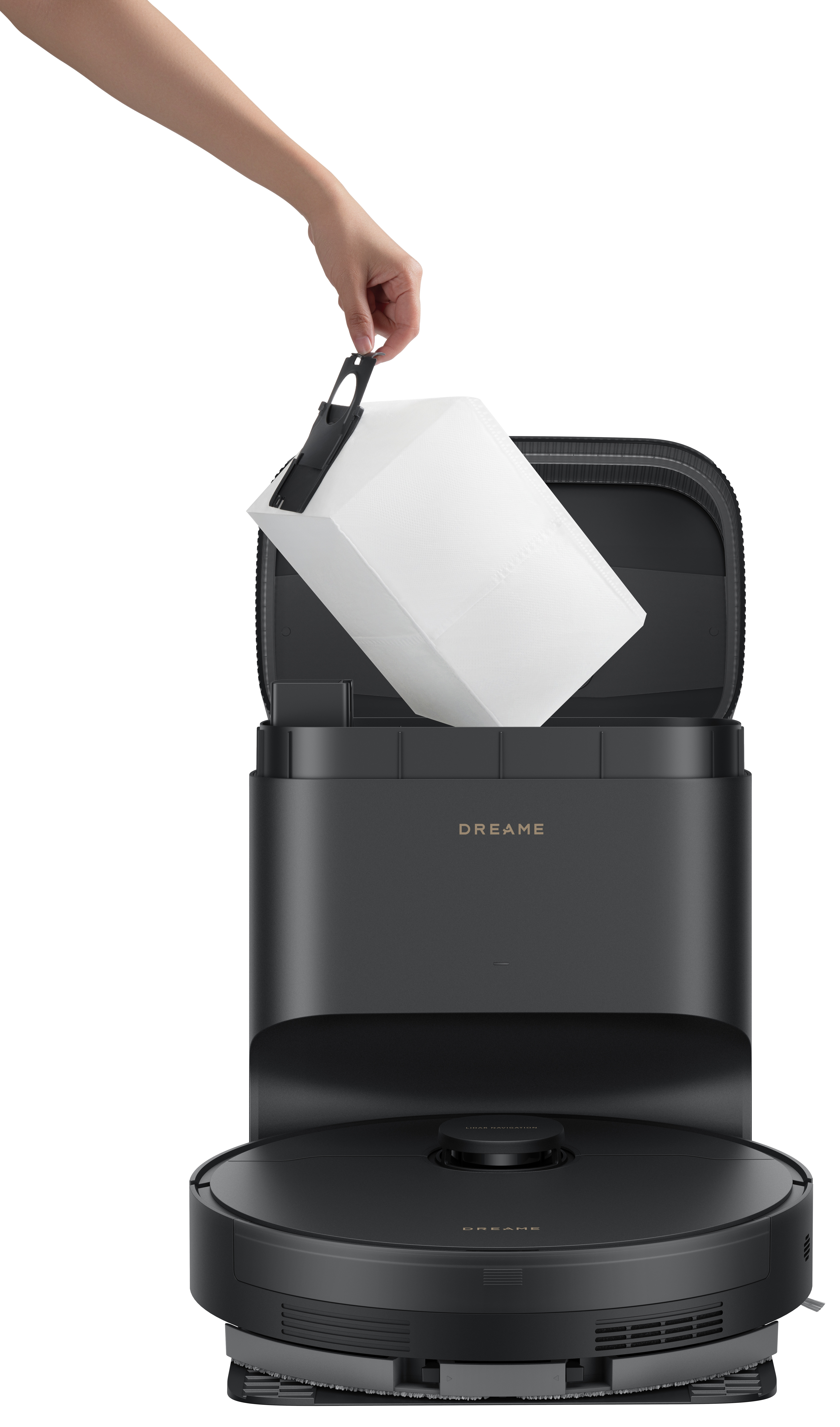 Ręka podnosi białą torbę filtracyjną z czarnego robota sprzątającego Dreame. Odkurzacz ma okrągłą podstawę i prostokątną górę.
