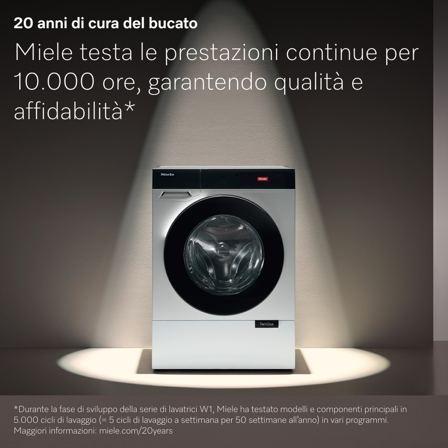 Lavatrice Miele argento sotto un riflettore. Testo: 20 anni di cura del bucato. Miele testa per 10.000 ore.