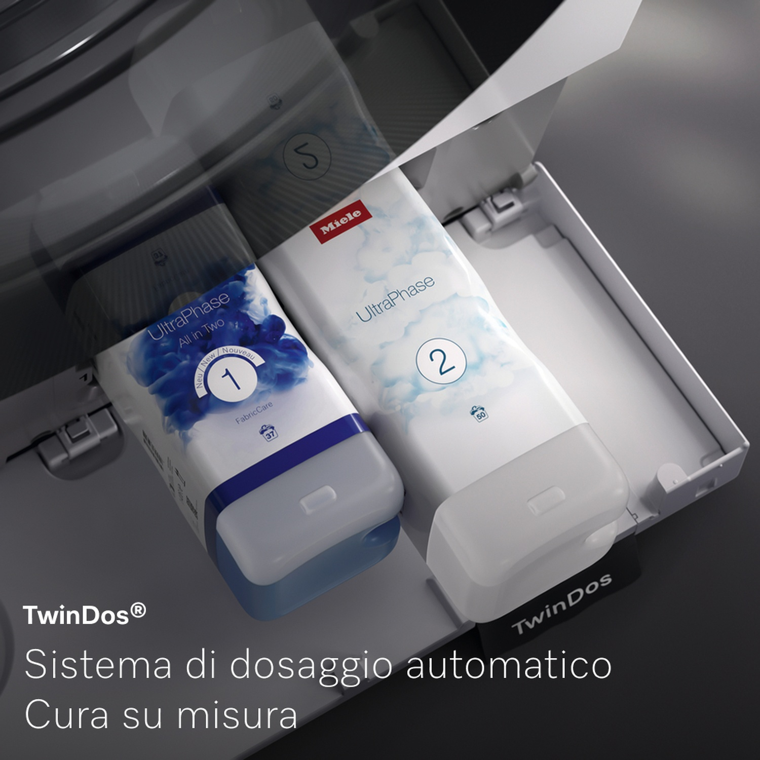 Due cartucce di detersivo con l'etichetta UltraPhase sono in un vano lavatrice. Una dice 'All in Two' con un '1', l'altra ha un '2'.