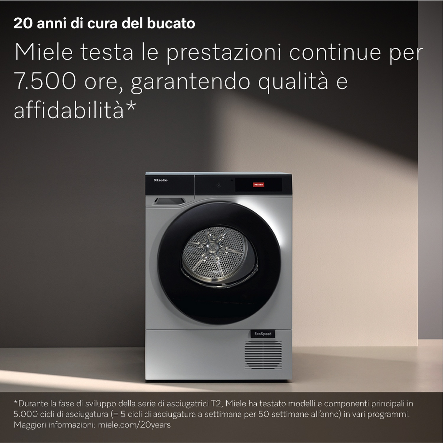 Un'asciugatrice Miele argentata. La parte anteriore ha una porta nera. Il testo in alto dice '20 anni di cura del bucato' e menziona l'affidabilità.