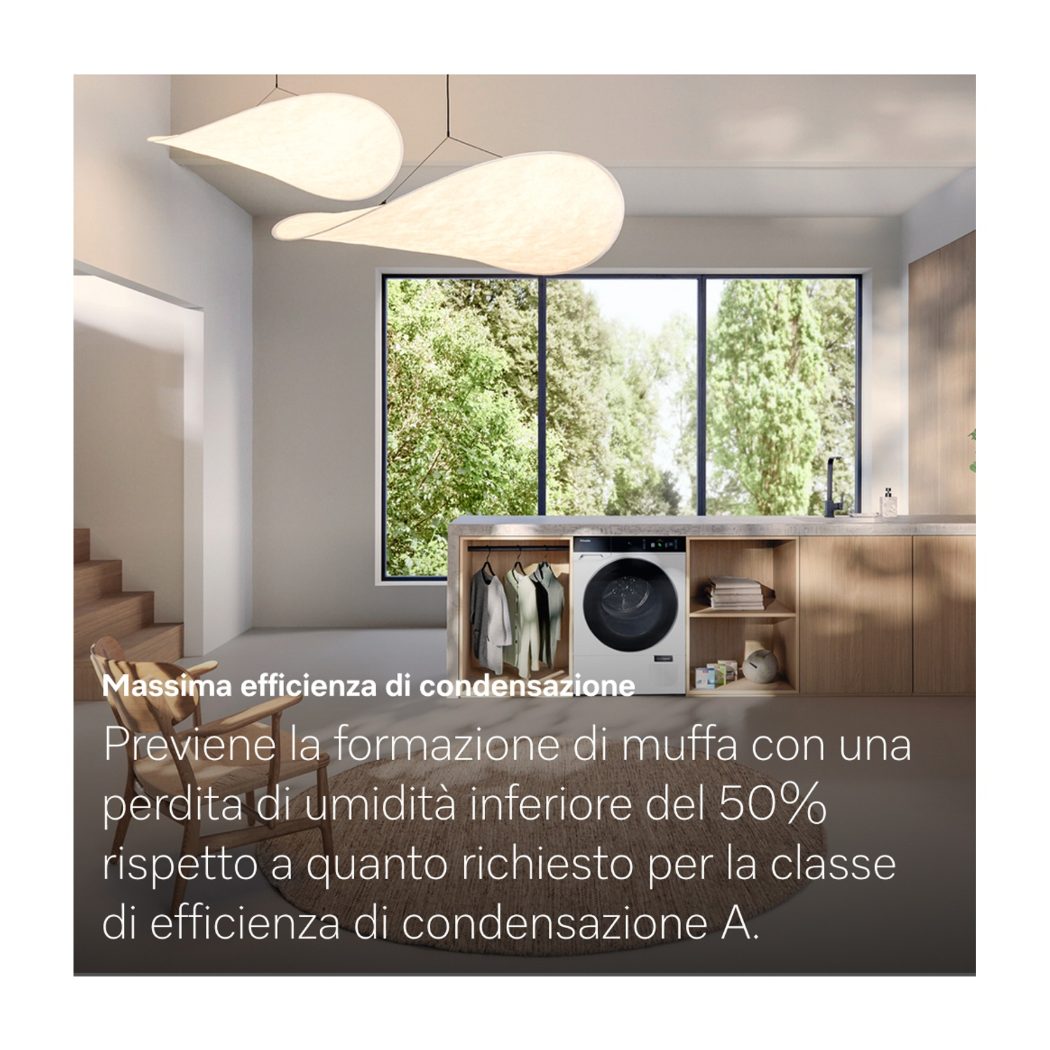Interni moderni con lavatrice, vestiti e finestra con vista sugli alberi. Il testo descrive l'efficienza della condensa.
