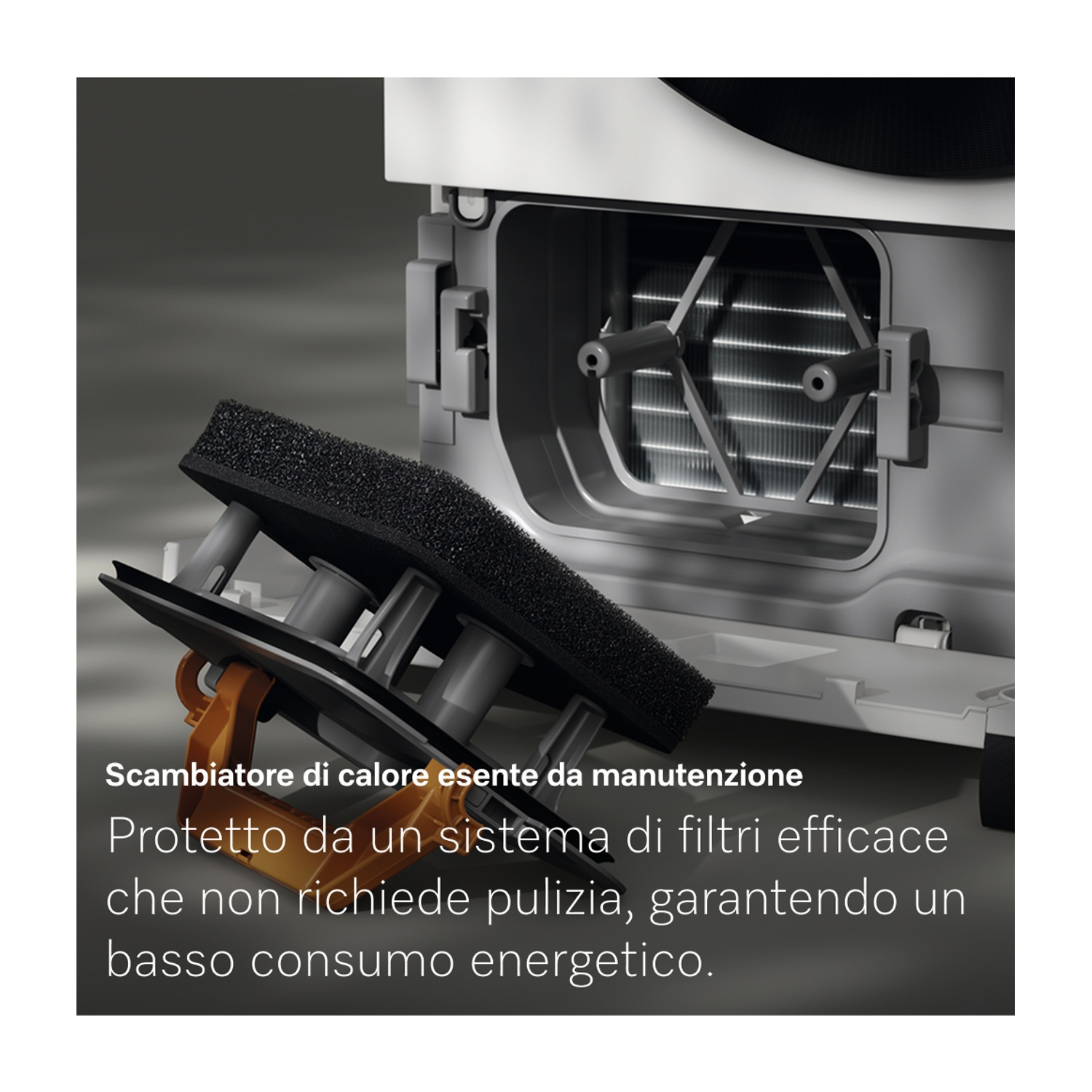 Primo piano di un filtro nero rimosso da una macchina bianca. Testo: scambiatore di calore, protetto da un efficiente sistema di filtraggio.
