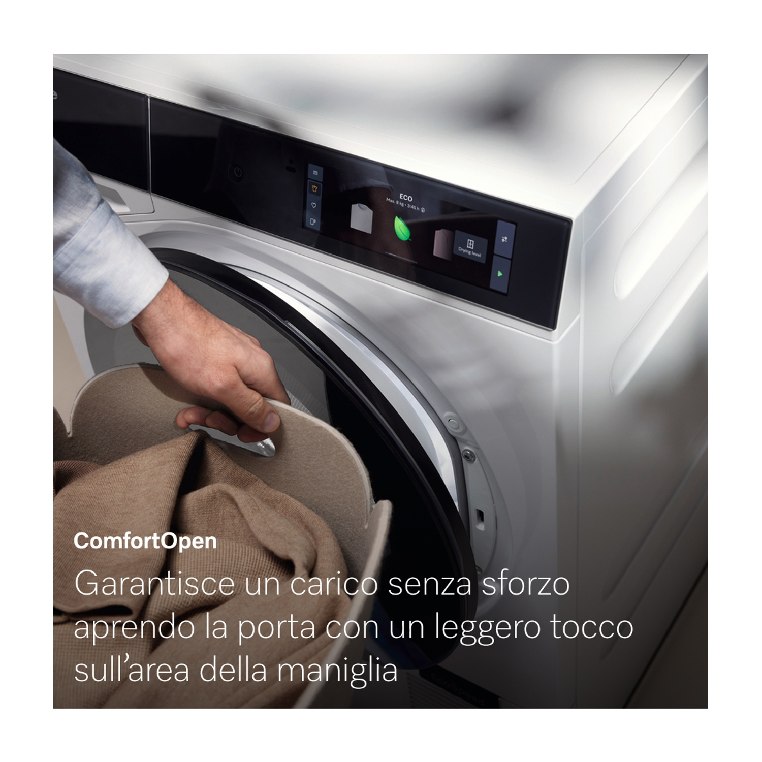 Una mano tiene un cestino con vestiti. Sullo sfondo una lavatrice con display digitale.
