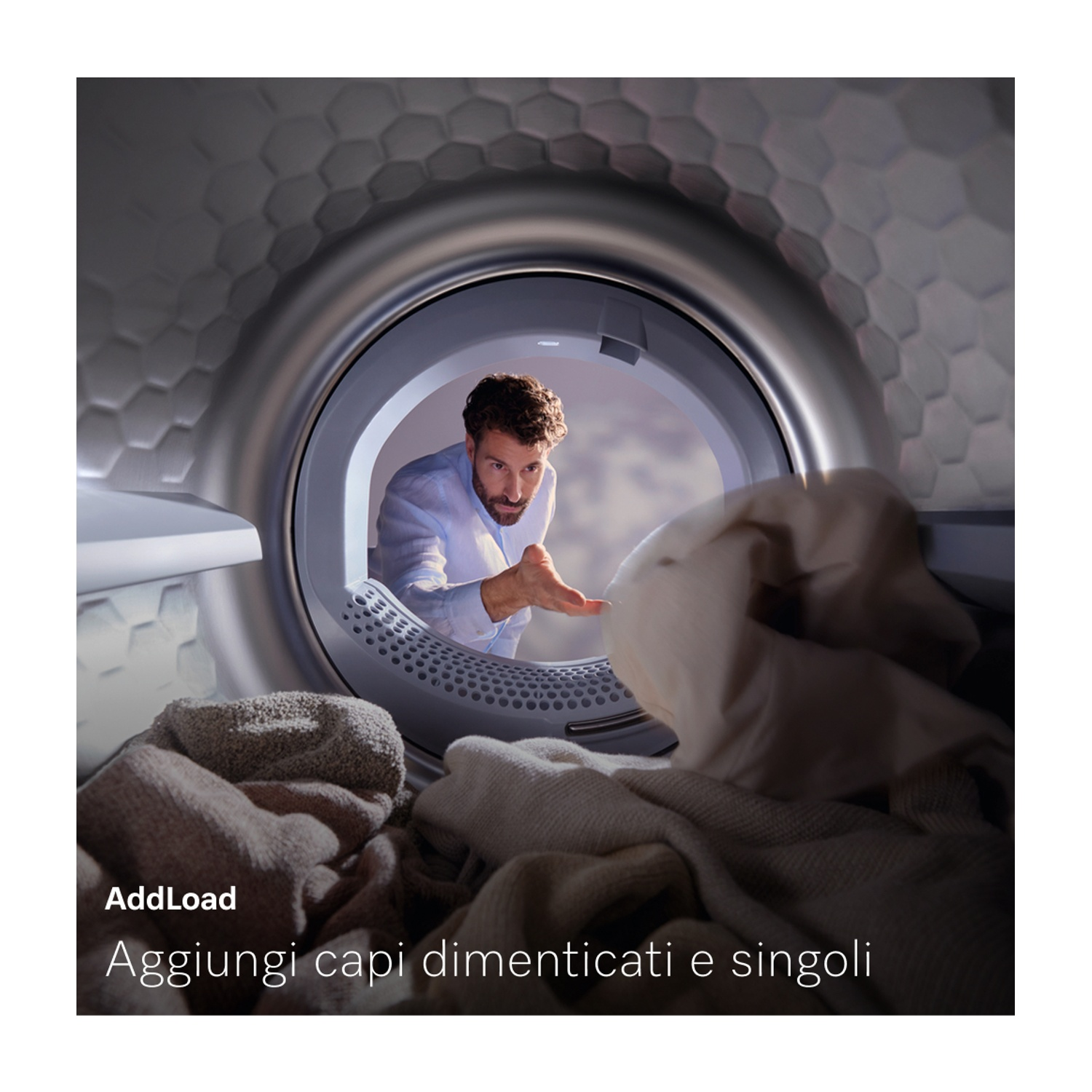 Un uomo guarda in un'asciugatrice piena di vestiti. Sta protendendo la mano verso l'interno. Il testo dice 'AddLoad'.