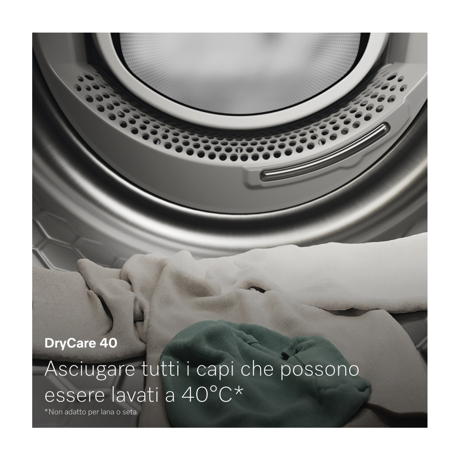 All'interno di un'asciugatrice, è visibile il bucato. L'interno dell'asciugatrice è metallico. Alcuni vestiti sono bianchi, beige e verdi.