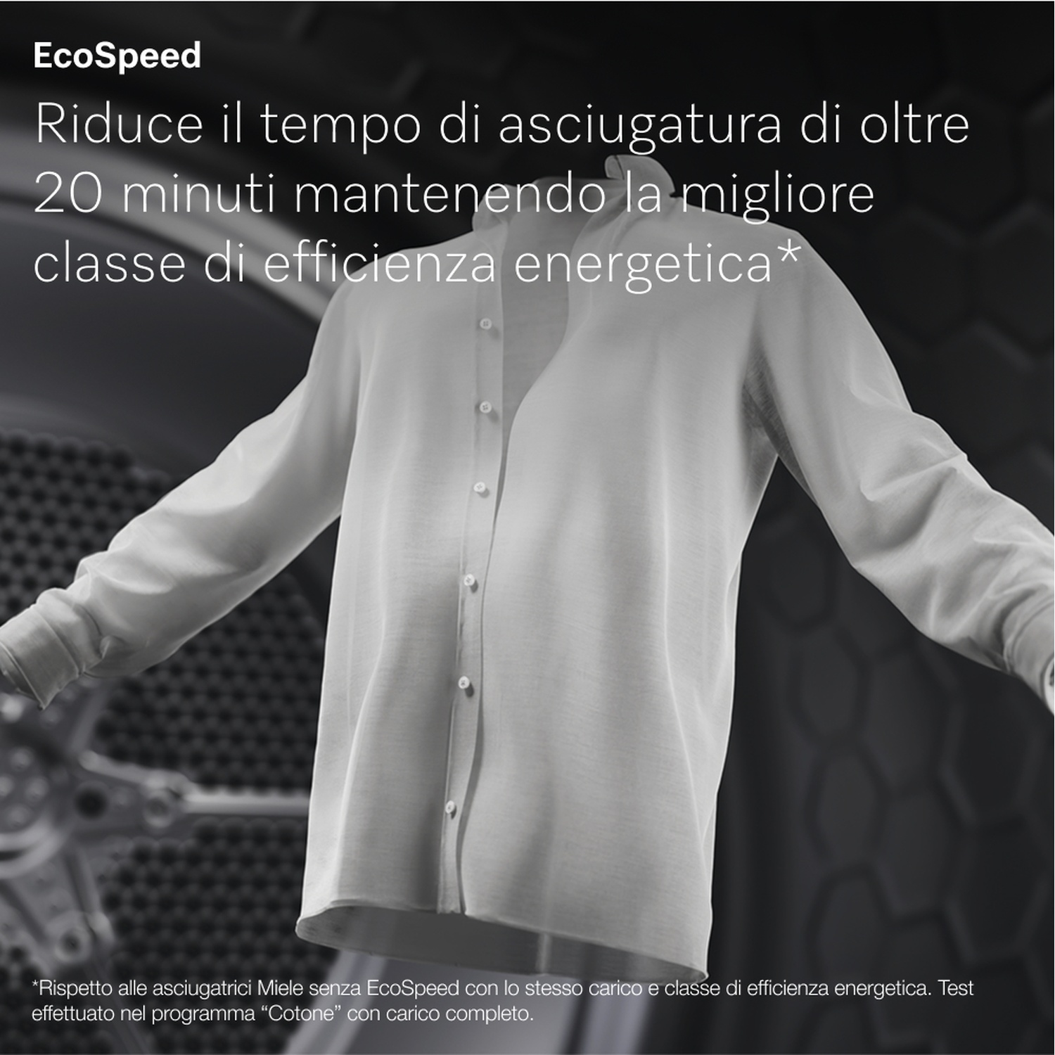 Una camicia bianca è mostrata, evidenziata su uno sfondo sfocato. Il testo indica tempi di asciugatura ridotti.