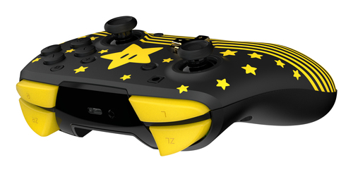 Un mando de juego negro y amarillo con temática de Mario, con patrones de estrellas y rayas, botones y joysticks, sobre fondo blanco.
