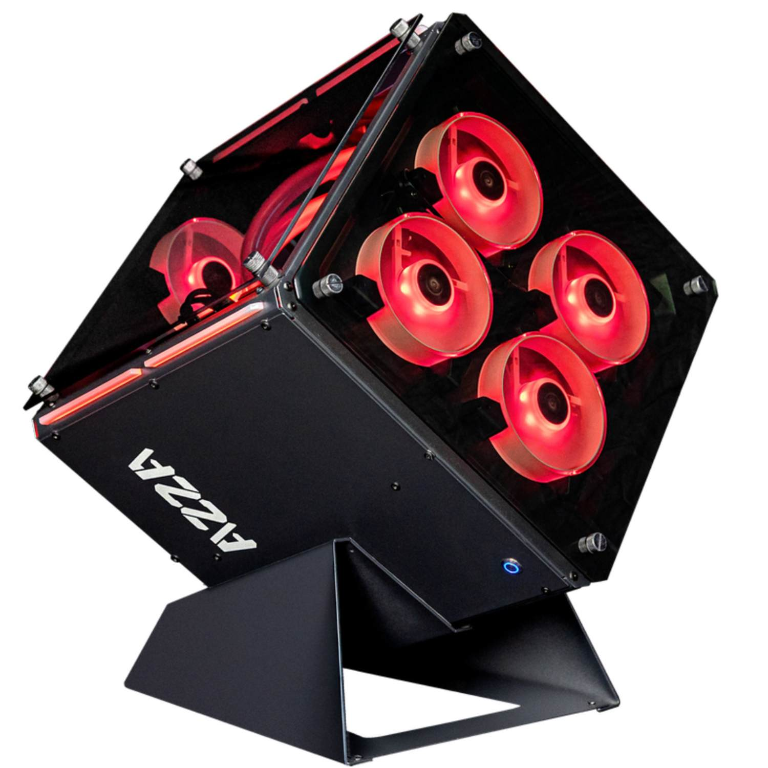 Boîtier d'ordinateur noir avec ventilateurs rouges. Le boîtier est en forme de cube, monté sur un support noir. Le logo "AZZA" est visible.