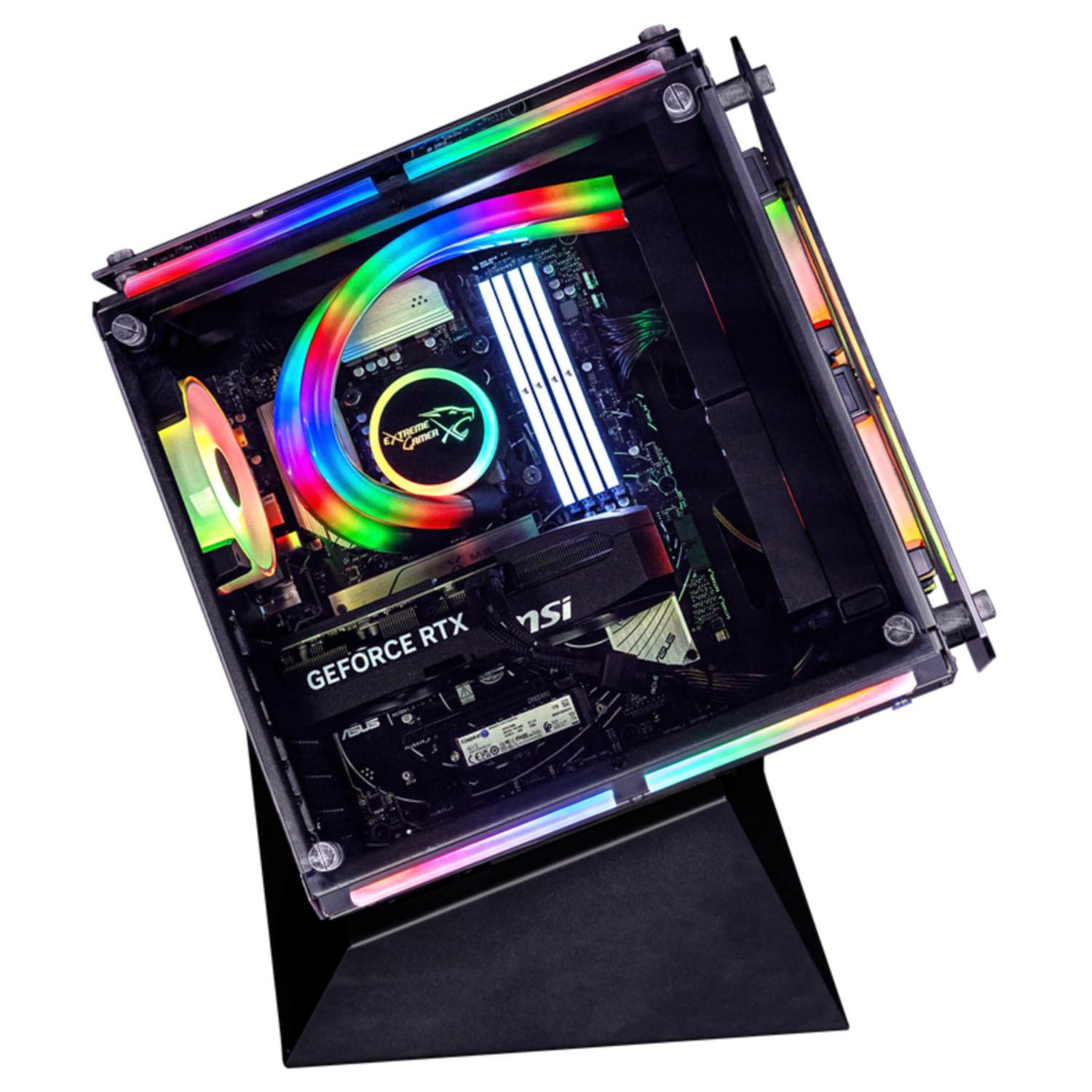 Boîtier PC gaming avec éclairage RGB. Composants visibles : refroidisseur CPU, GPU, RAM et carte mère. Il est placé sur un support noir.