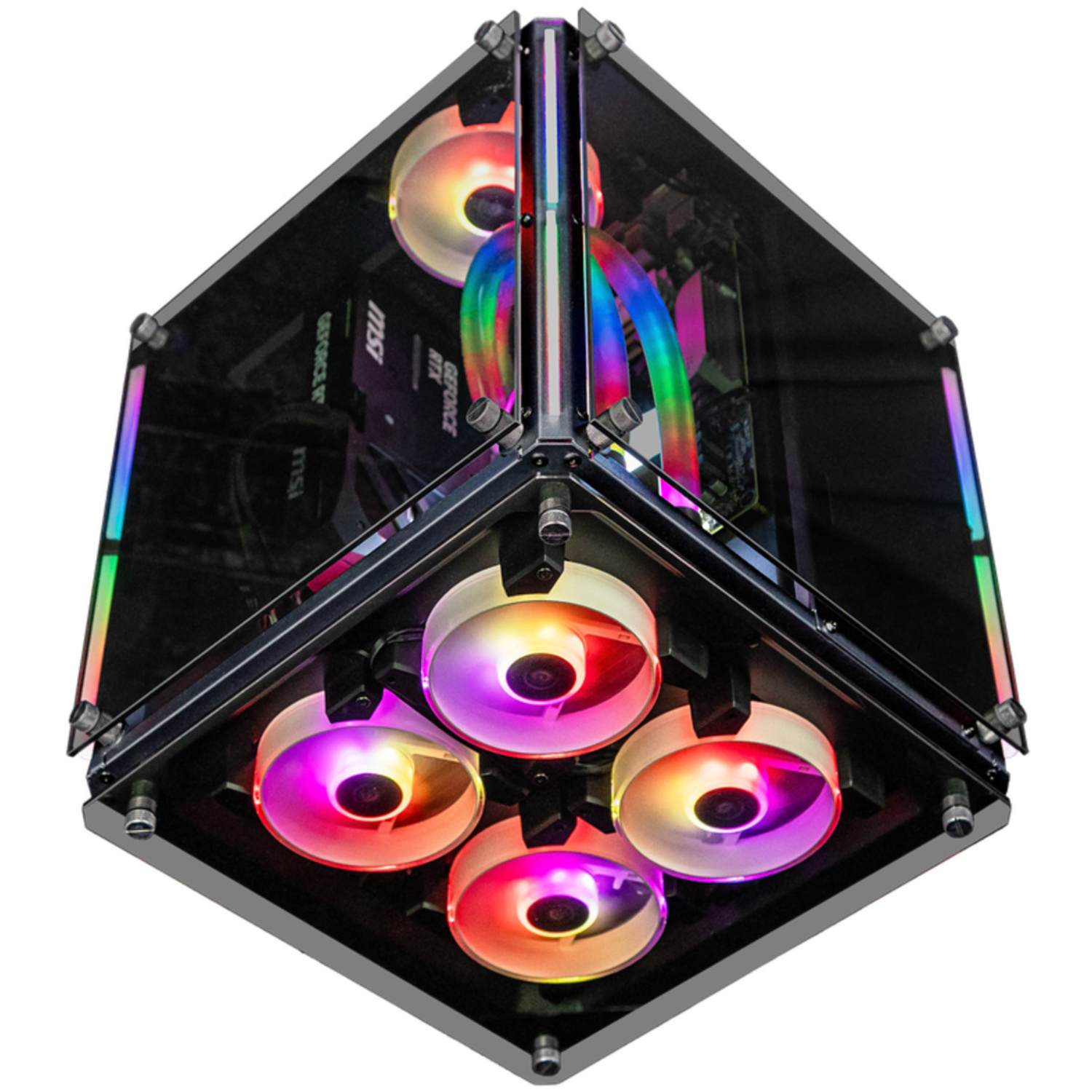 Un boîtier PC cubique avec des panneaux en verre. Il possède des ventilateurs et un éclairage RGB. Composants visibles.