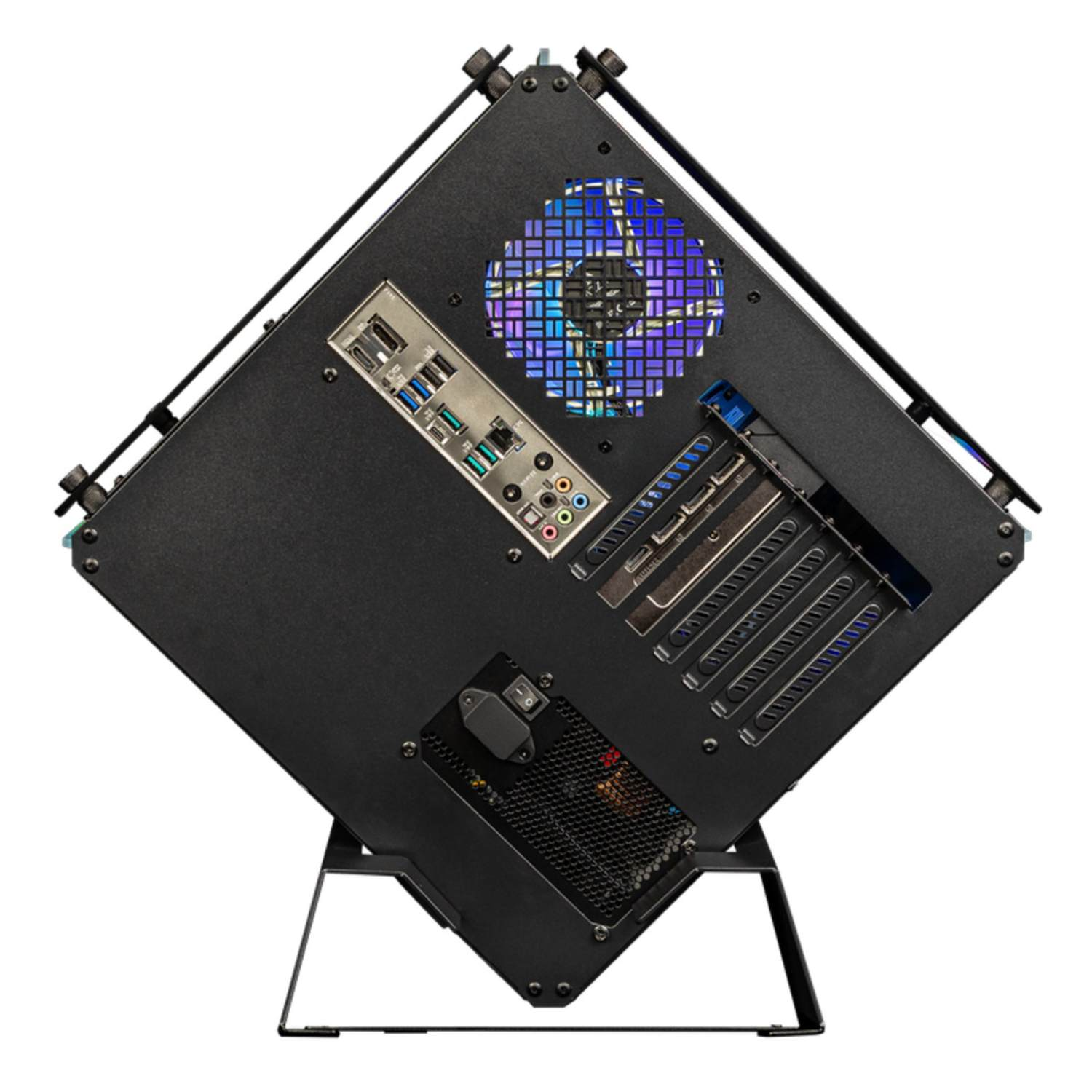 Boîtier d'ordinateur noir avec un ventilateur bleu et violet. Le boîtier est en forme de losange et monté sur un support noir.