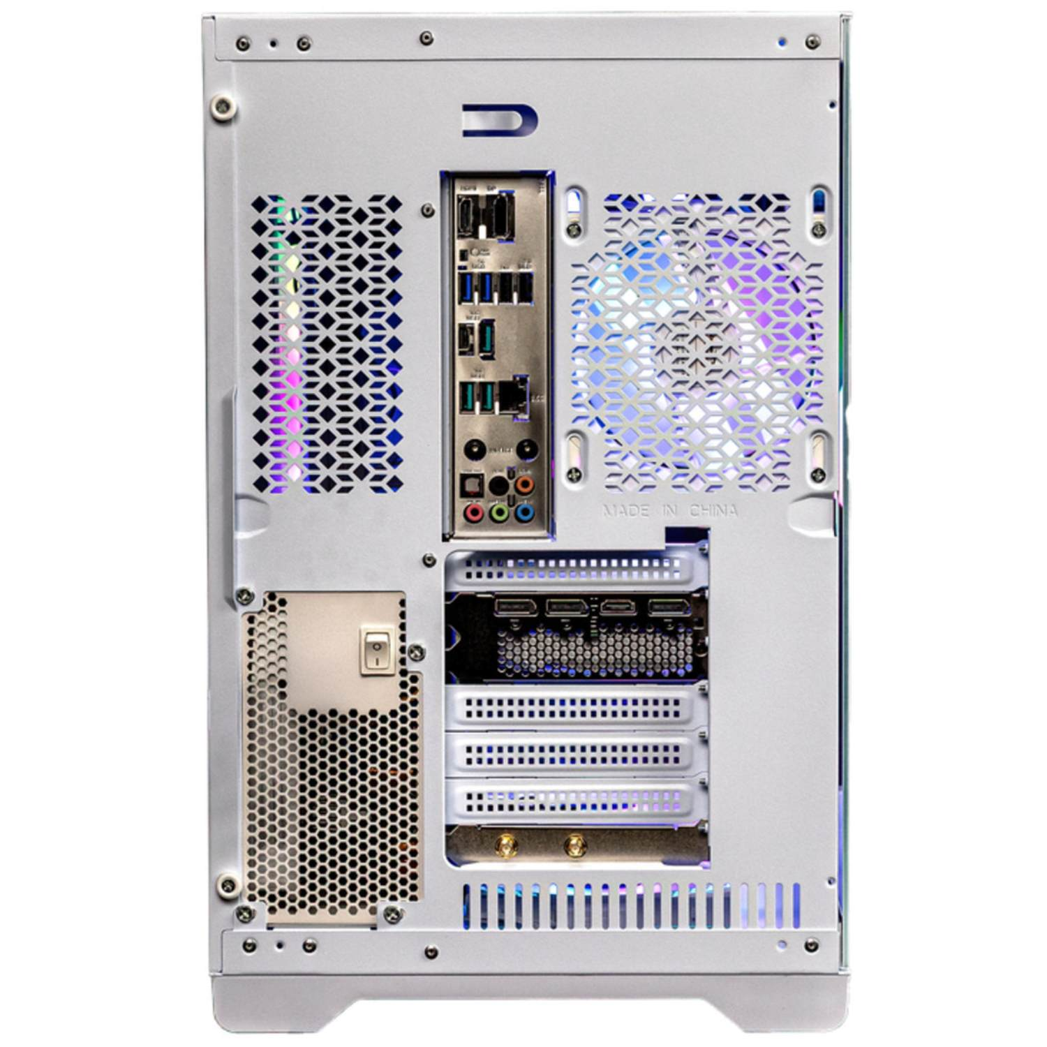 Een achterpaneel van een computerkast. Het heeft meerdere poorten en ventilatieopeningen, met een aan/uit-schakelaar. Kleurrijke lichten schijnen door de ventilatieopeningen.