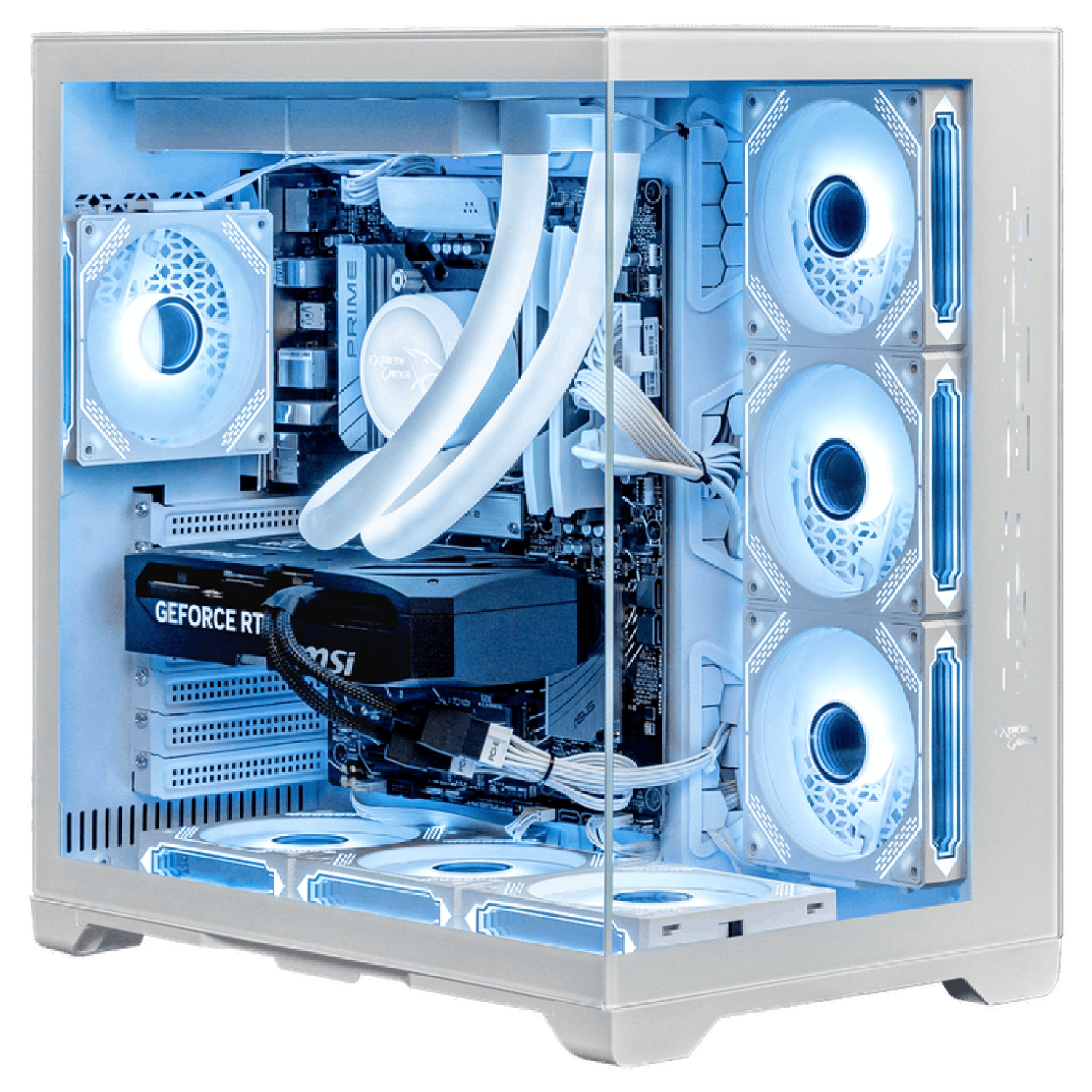 Een witte computerkast met blauw oplichtende ventilatoren en componenten is zichtbaar. De kast heeft een transparant zijpaneel.