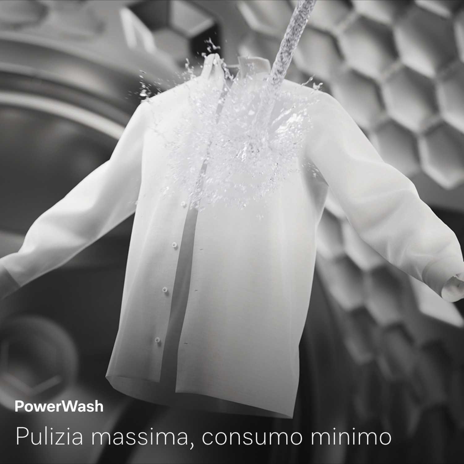 Una camicia bianca viene spruzzata con acqua. Lo sfondo presenta un motivo a nido d'ape e le parole 'PowerWash' e 'Pulizia massima, consumo minimo'.
