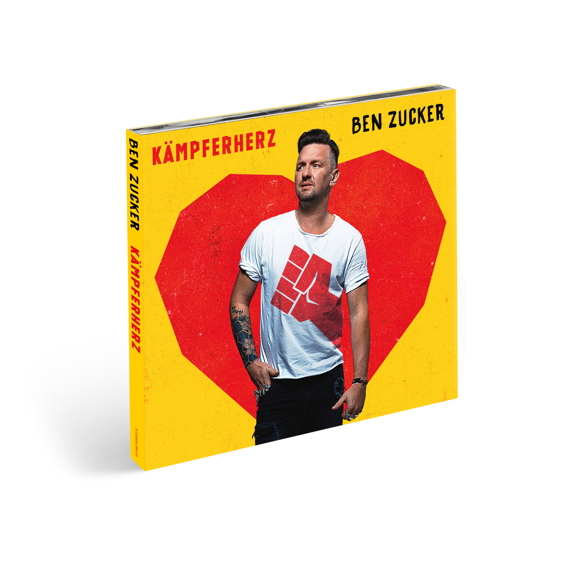 Ben Zucker mit Faust-Symbol auf weißem T-Shirt vor rotem Herz-Design
