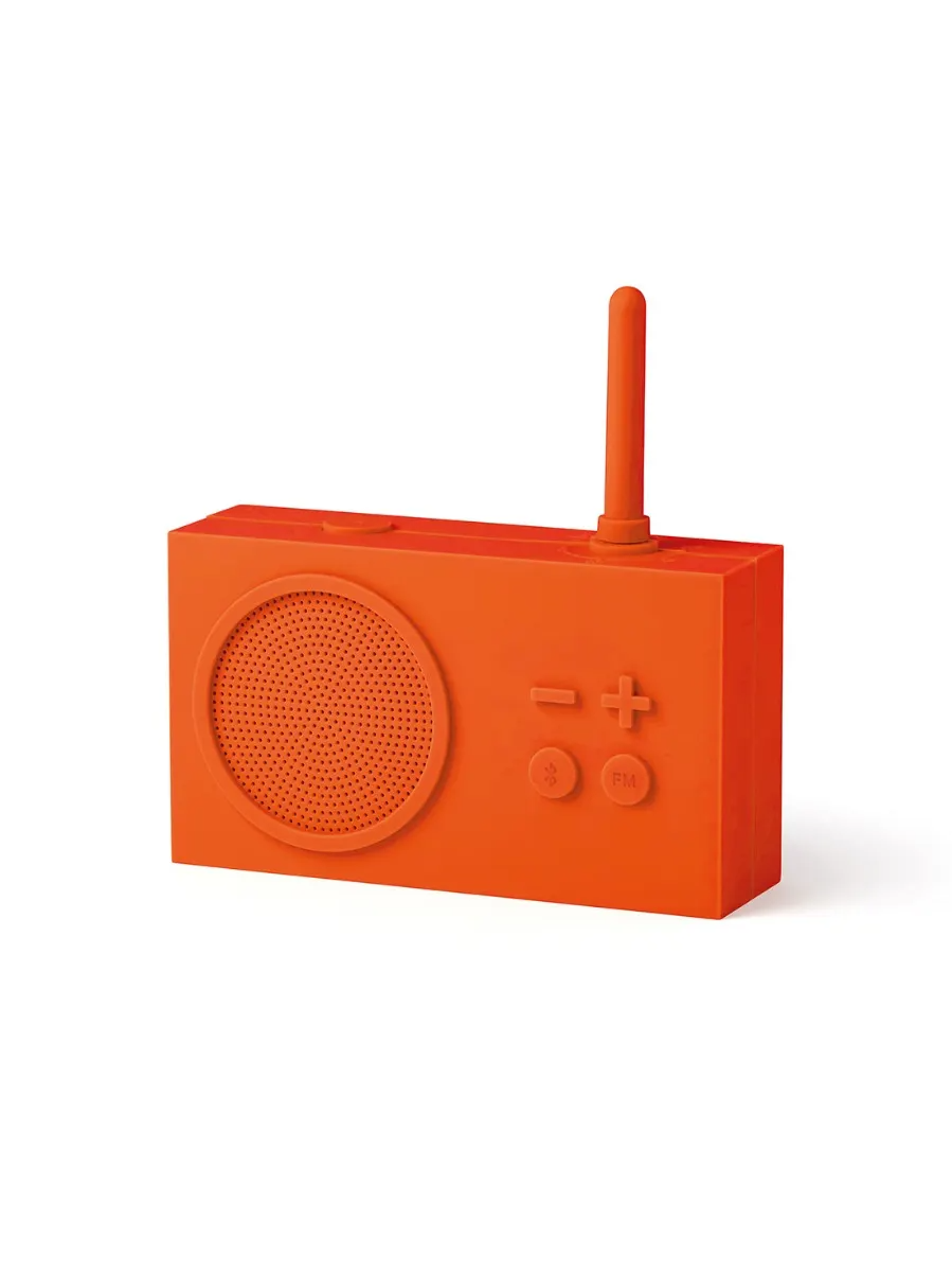 Ein oranges Retro-Radio mit Antenne, Lautsprecher und Bedienelementen auf weißem Hintergrund.