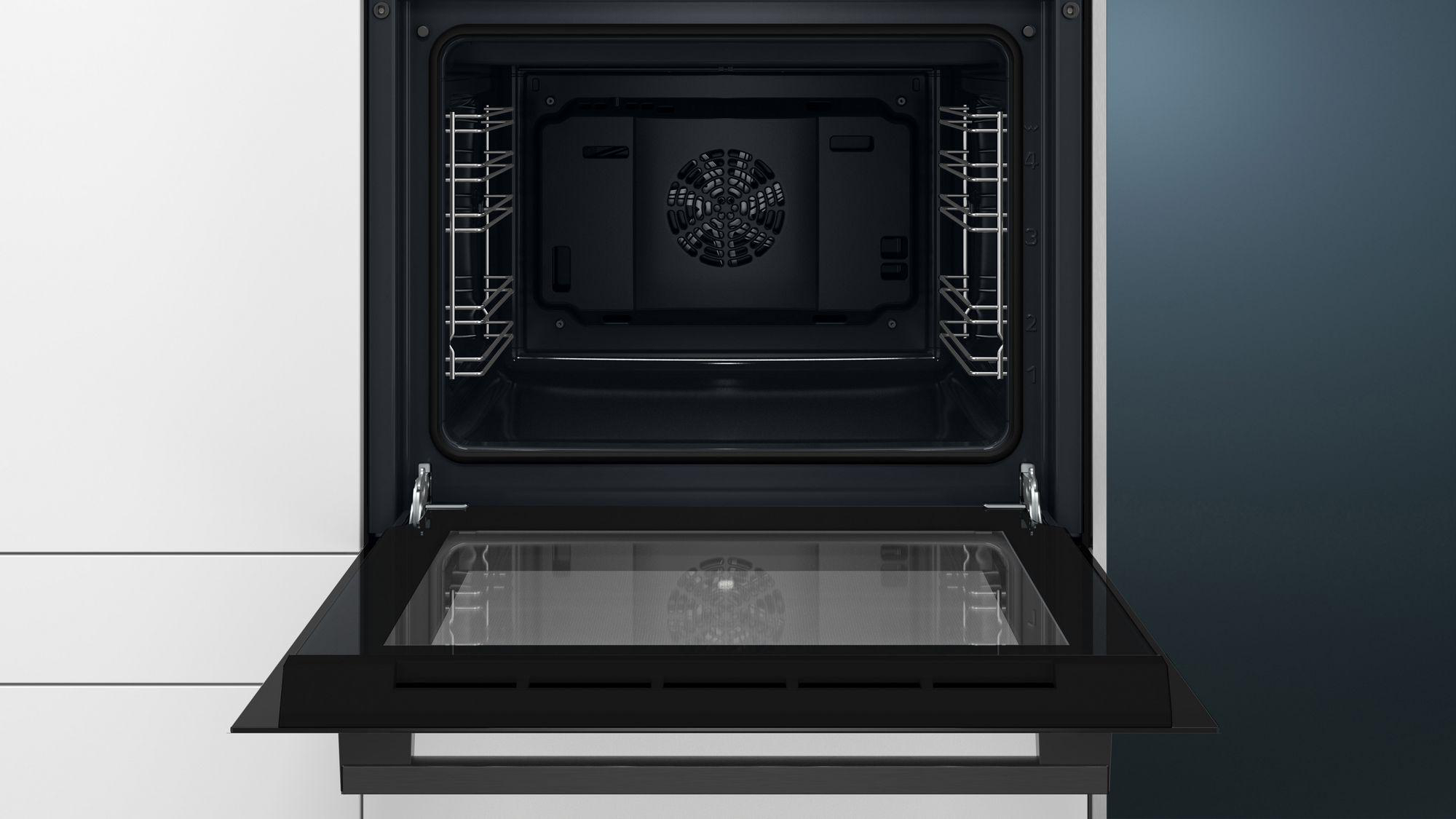 Ein offener Backofen mit schwarzer Tür. Im Inneren befinden sich Gitter und ein Ventilator. Der Ofen steht in einer weiß-blauen Umgebung.