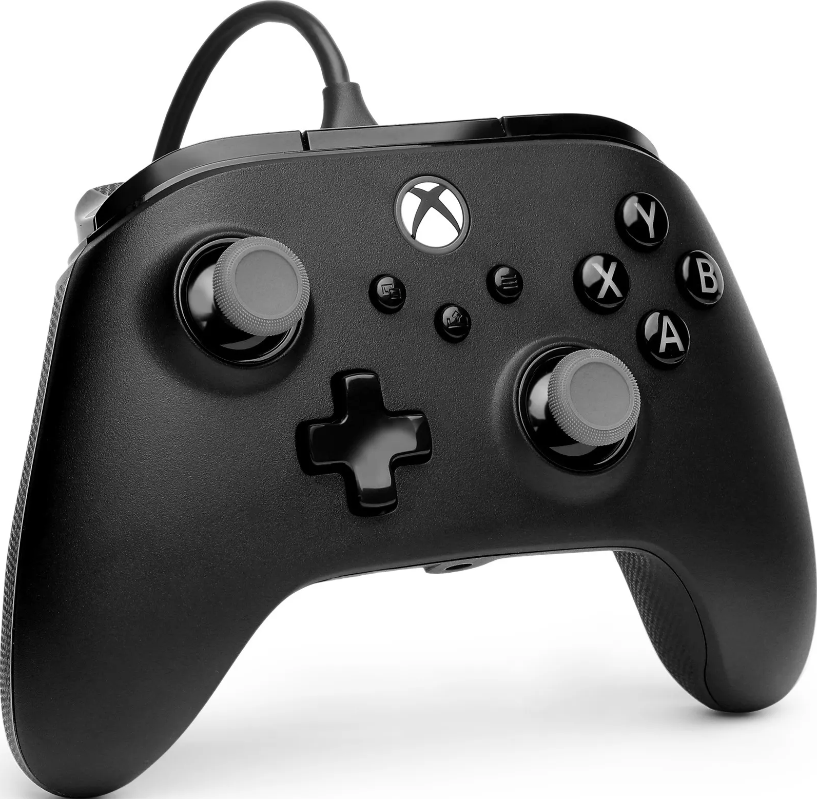 Schwarzer Xbox-Controller mit Knöpfen, Thumbsticks und Kabel. Das Xbox-Logo ist oben mittig sichtbar.