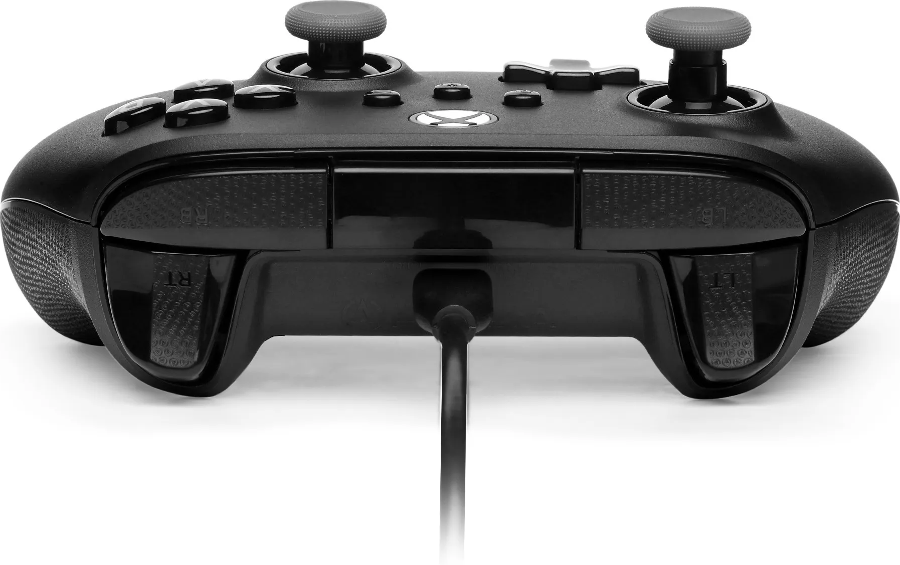 Ein schwarzer Xbox-Controller ist zu sehen, der mit einem Kabel verbunden ist. Tasten, Trigger und Joysticks sind auf dem Gerät sichtbar.