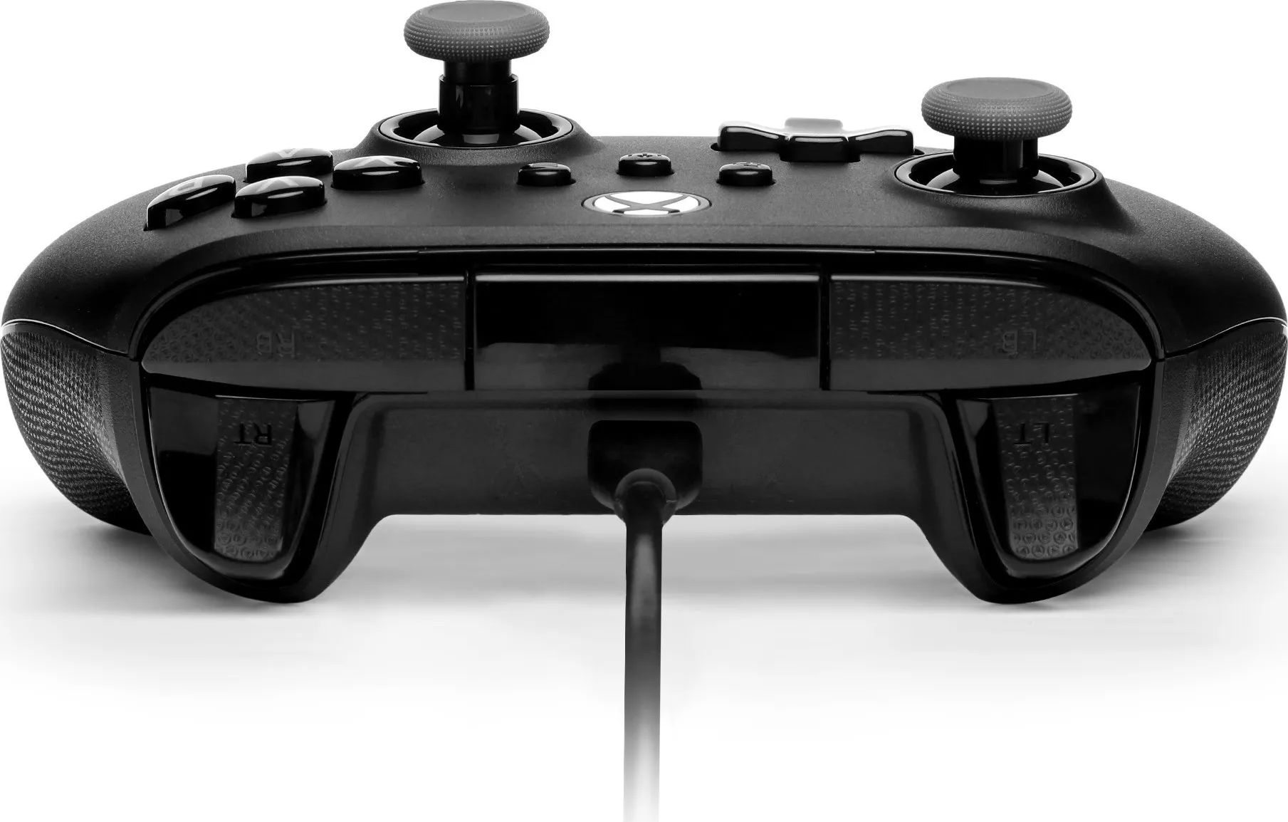Nahaufnahme eines schwarzen Xbox-Controllers mit Knöpfen, Joysticks und einem angeschlossenen Kabel vor weißem Hintergrund.