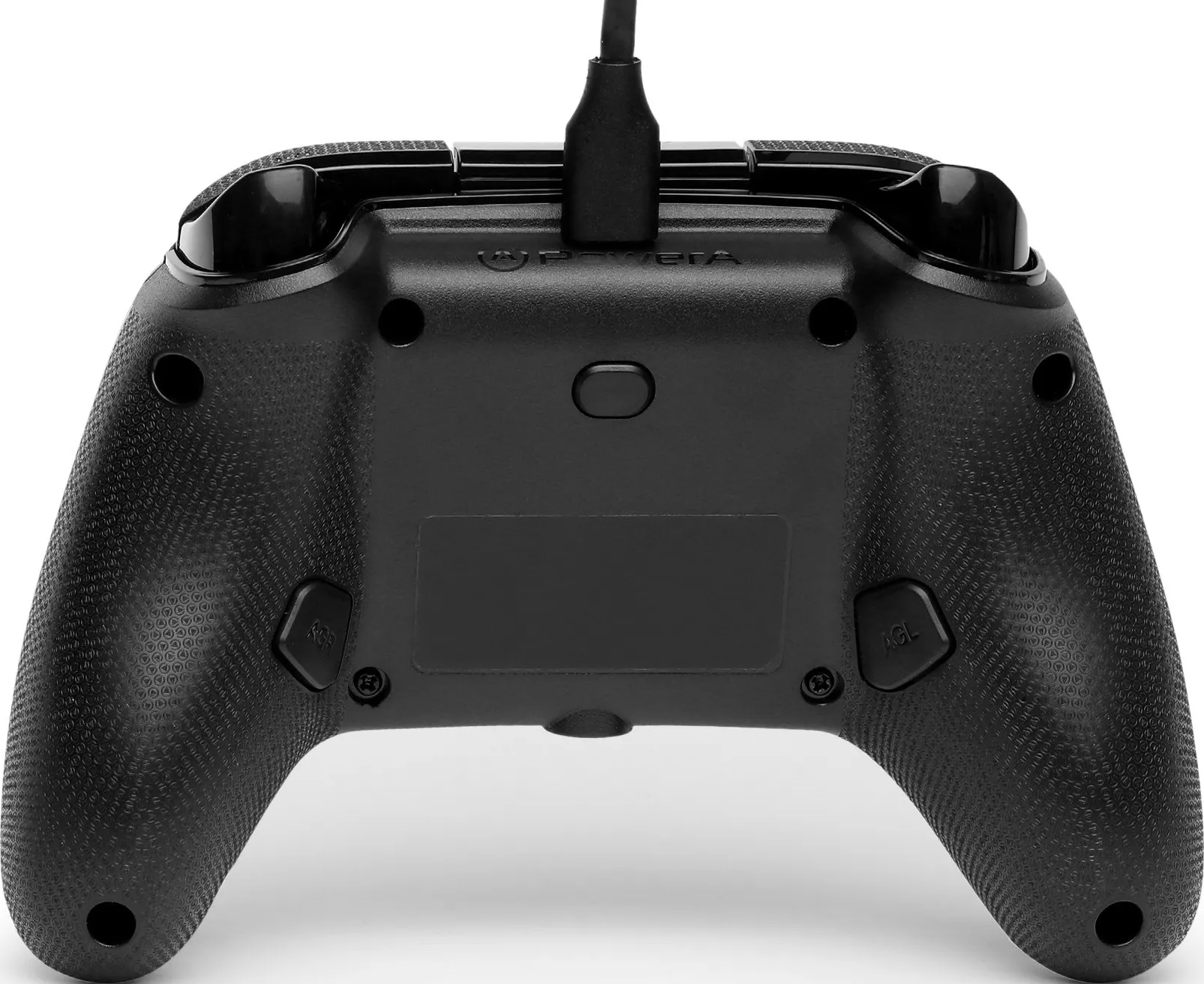 Schwarzer Gamecontroller mit strukturierten Griffen, Knöpfen und einem eingesteckten Ladekabel. Der Hintergrund ist weiß.