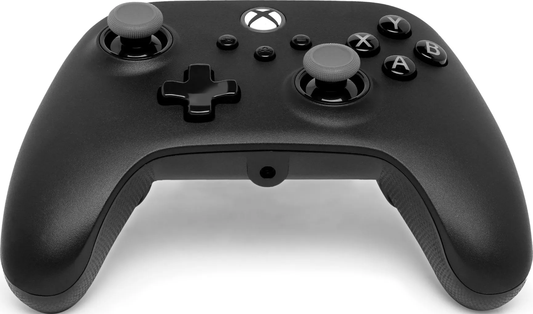 Schwarzer Xbox-Controller auf weißem Hintergrund. Mit Knöpfen, zwei grauen Joysticks und einem Steuerkreuz. Das Xbox-Logo ist sichtbar.