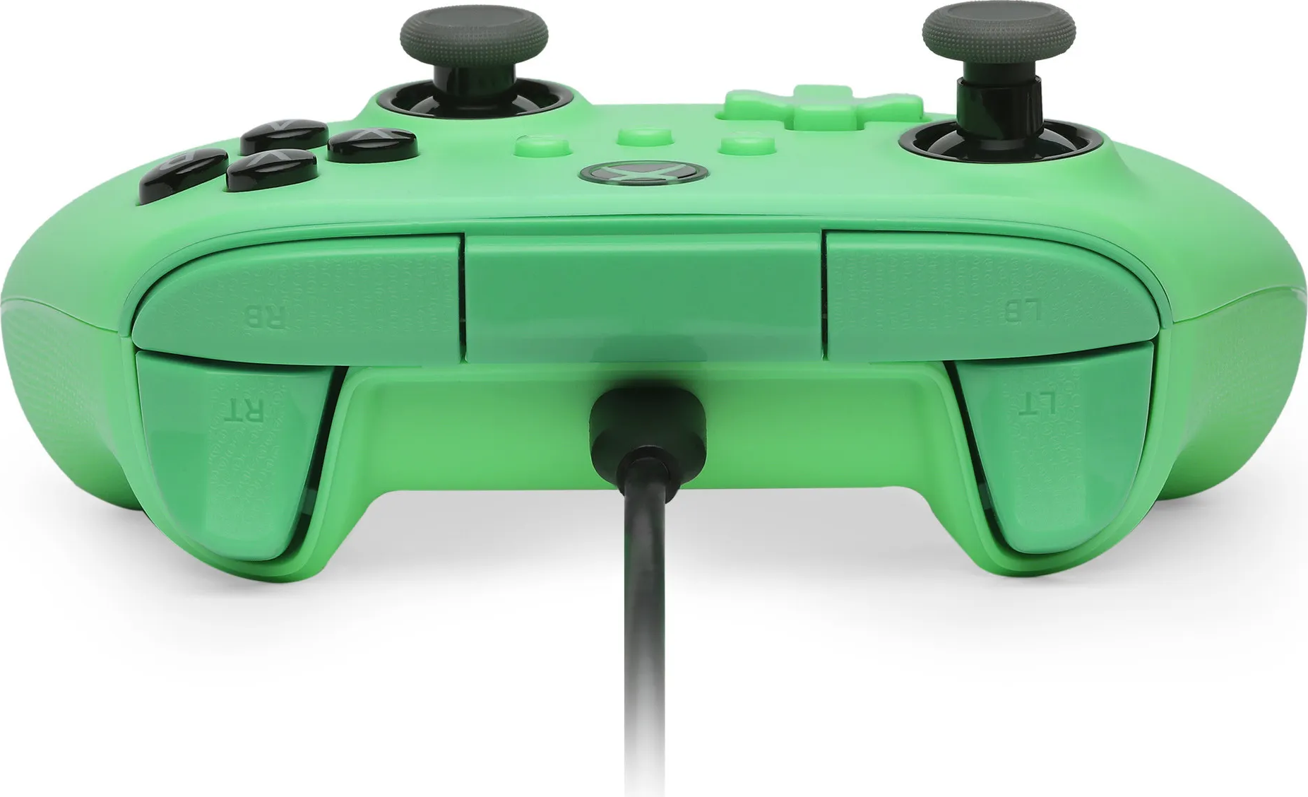 Ein grüner Xbox-Controller wird gezeigt. Er hat schwarze Joysticks, Knöpfe und ein Ladekabel. Der Controller befindet sich auf einer weißen Oberfläche.
