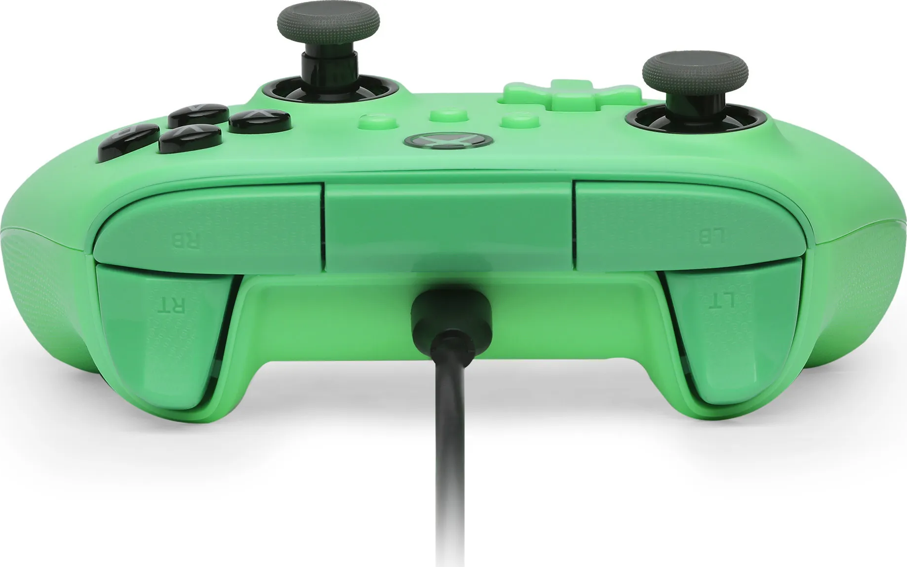 Ein grüner Xbox-Controller mit schwarzen Knöpfen und Joysticks. Ein Ladekabel ist eingesteckt. Der Controller befindet sich auf einer weißen Oberfläche.