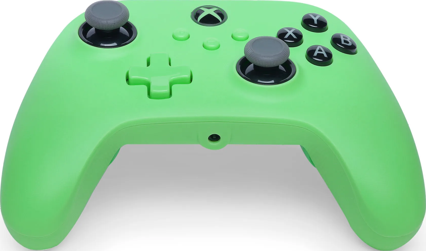 Ein grüner Xbox-Controller ist vor weißem Hintergrund isoliert. Er hat Tasten und Steuerknüppel, und das Xbox-Logo ist sichtbar.