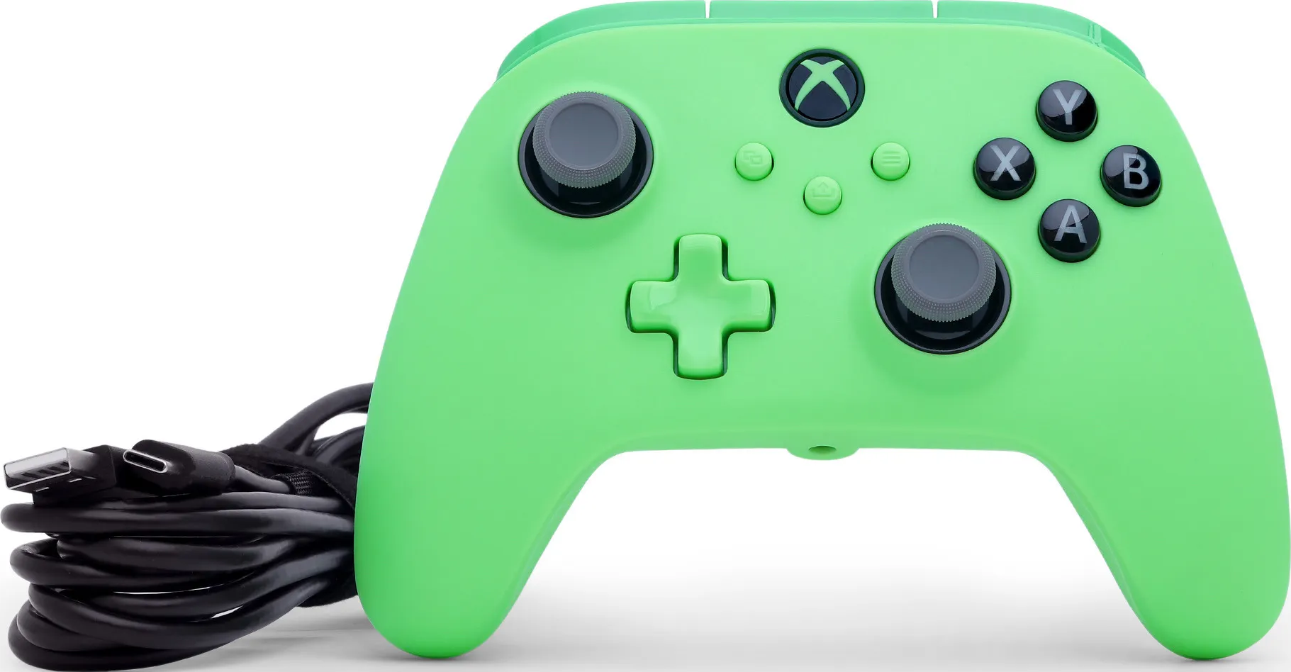 Ein hellgrüner Xbox-Controller liegt auf einer weißen Oberfläche. Ein schwarzes Kabel ist daran befestigt. Der Controller hat Knöpfe und Thumbsticks.