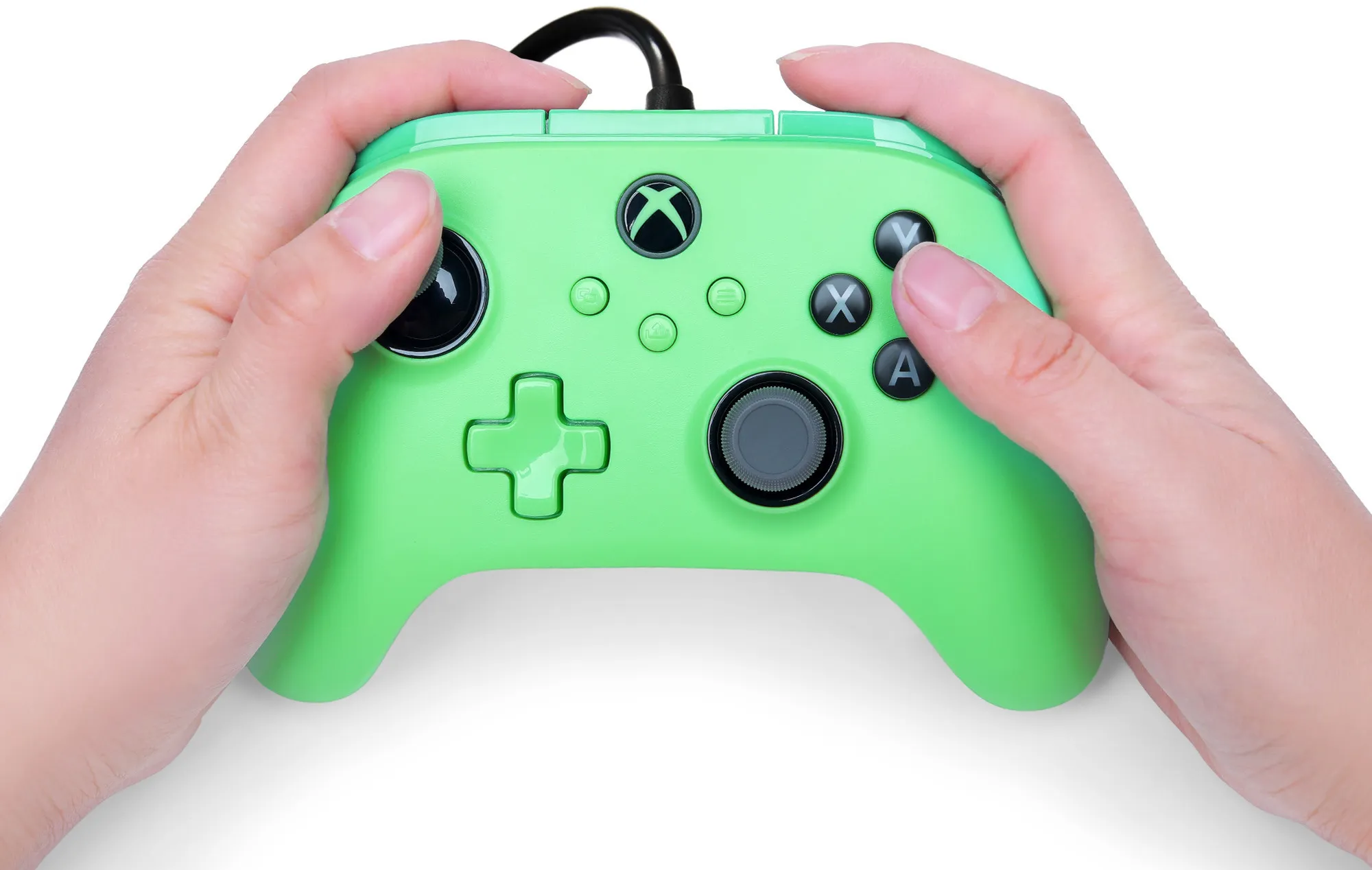 Hände halten einen grünen Xbox-Controller. Der Controller hat Knöpfe, ein Steuerkreuz und Daumensticks. Der Hintergrund ist weiß.