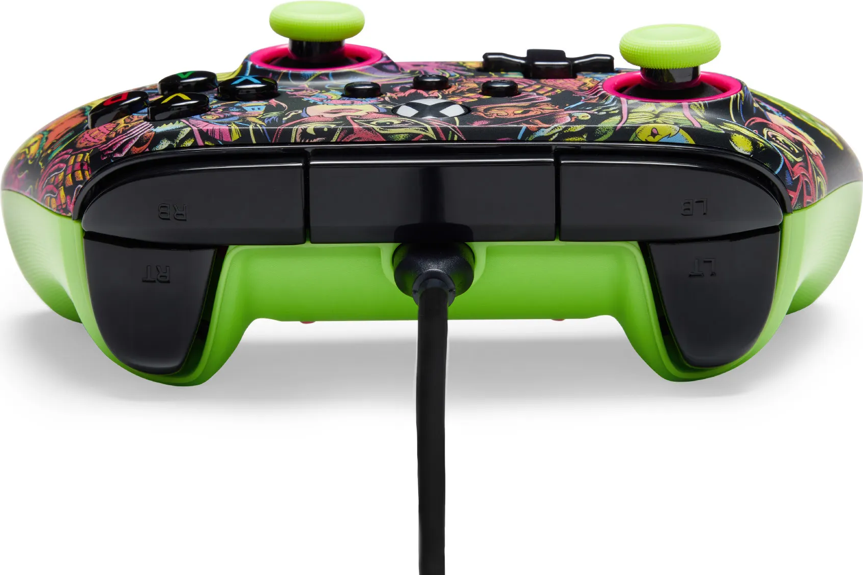 Xbox-Controller mit grünem Gehäuse, schwarzen Knöpfen, rosa Akzenten und buntem Top-Design. Ein schwarzes Kabel erstreckt sich von unten.