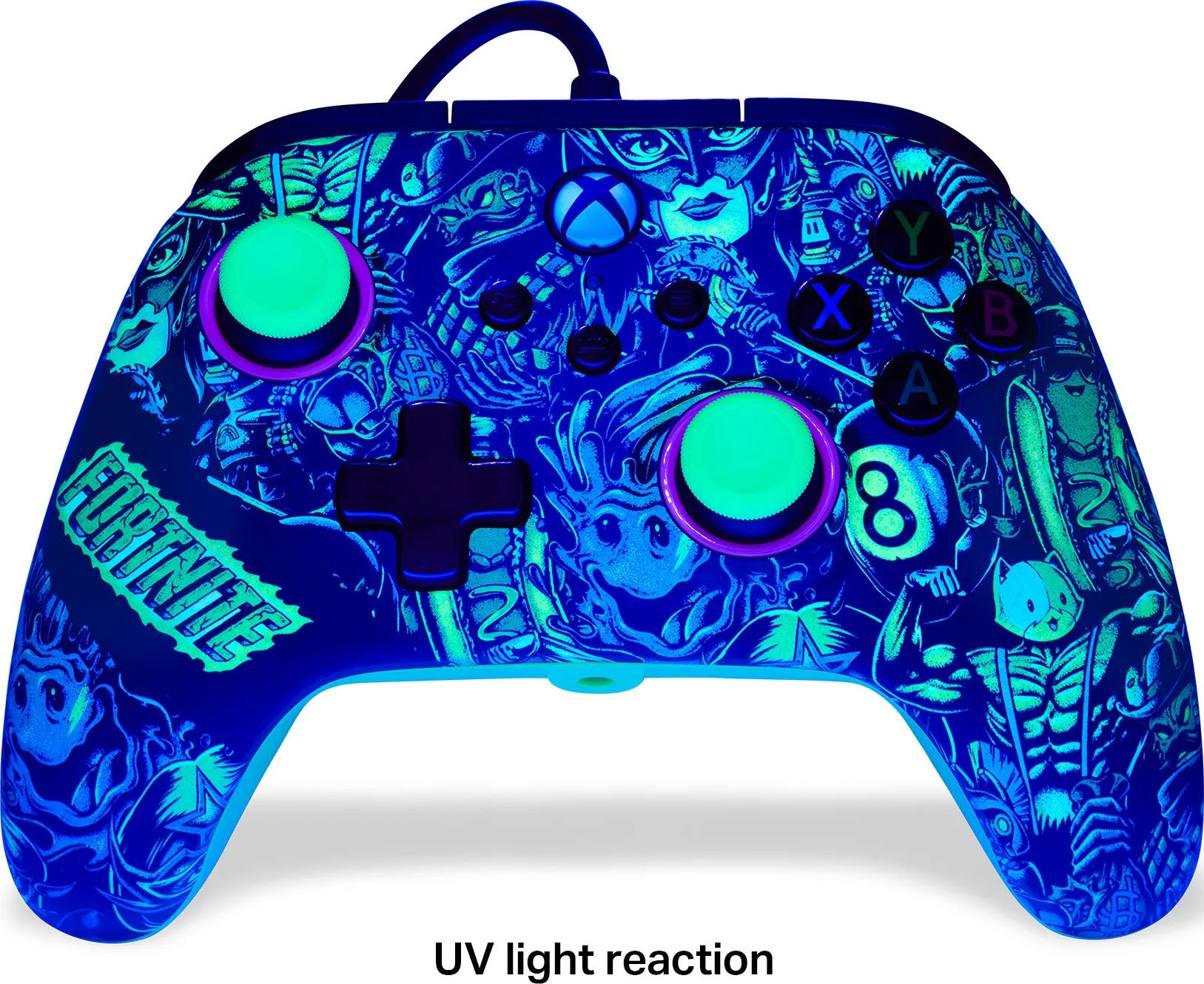 Ein Fortnite Xbox-Controller mit blauem UV-Design. Er hat neongrüne Daumensticks und Knöpfe sowie ein Fortnite-Logo.