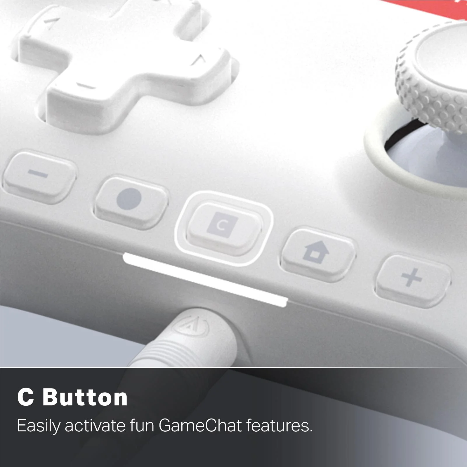 Nahaufnahme eines weißen Controllers mit Knöpfen. Die C-Taste ist hervorgehoben. Ein weißes Kabel kommt unten heraus.