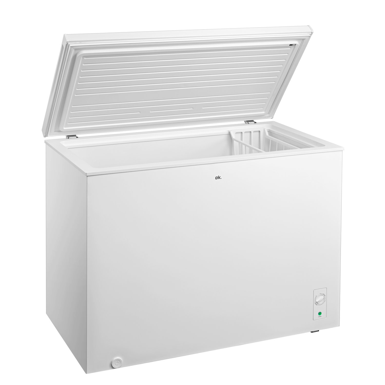 Congélateur coffre blanc avec couvercle ouvert. Le congélateur a un panneau de contrôle avec un bouton d'alimentation et la marque ok. est visible.