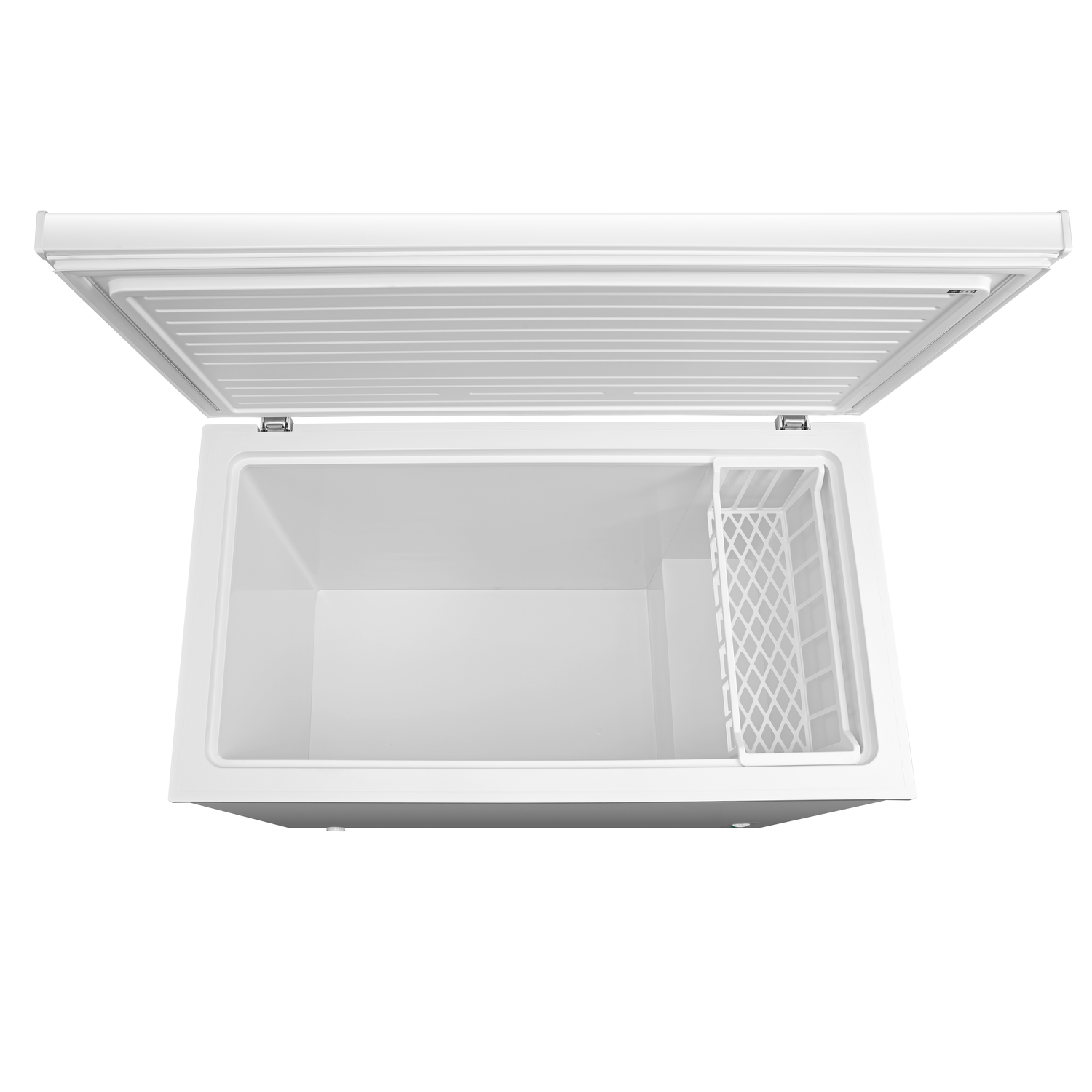 Un congélateur coffre blanc ouvert. Le couvercle est relevé, révélant un intérieur vide avec un panier en plastique blanc à droite.