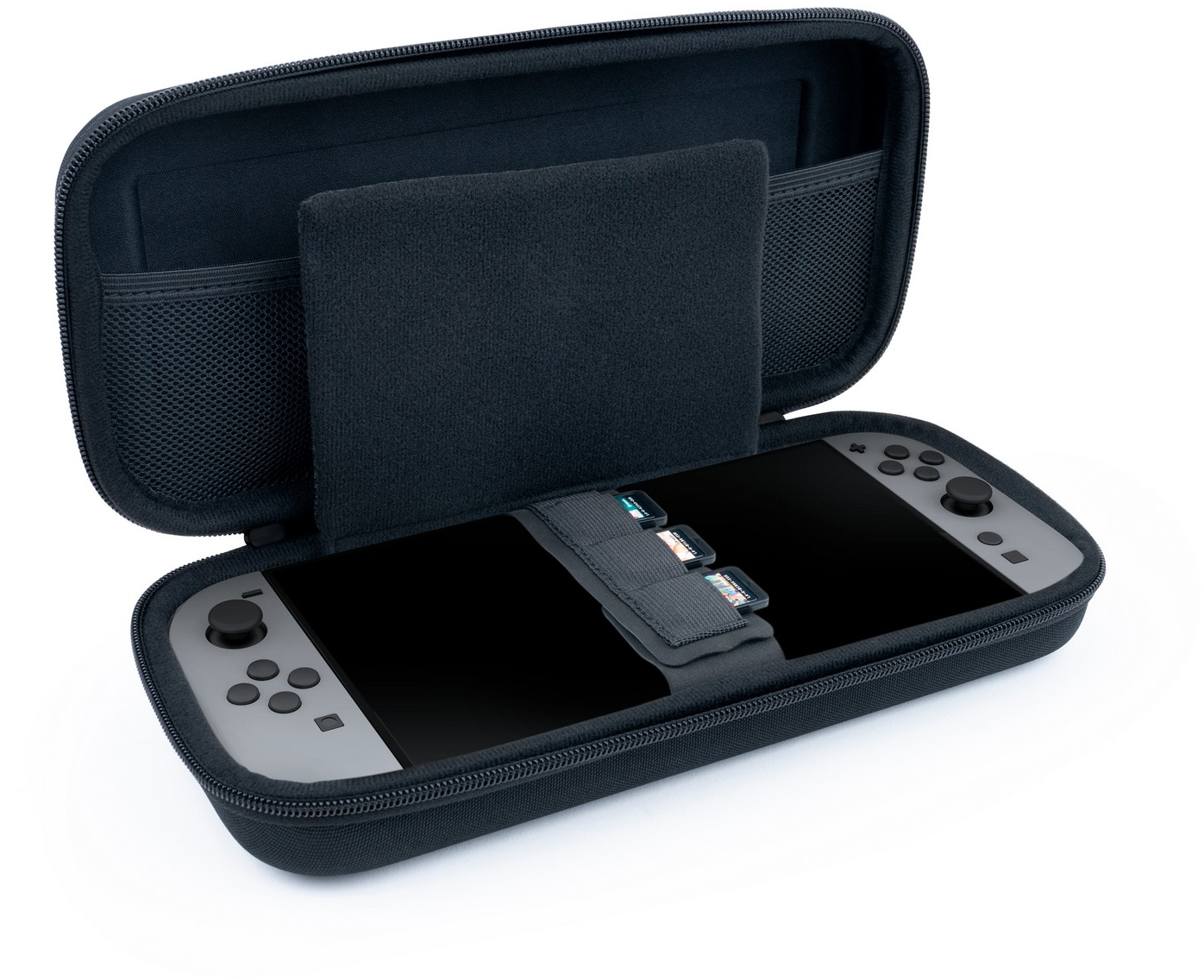 Nyitott fekete tok Nintendo Switchel. A tokban a konzol és a játékkazetták találhatók.