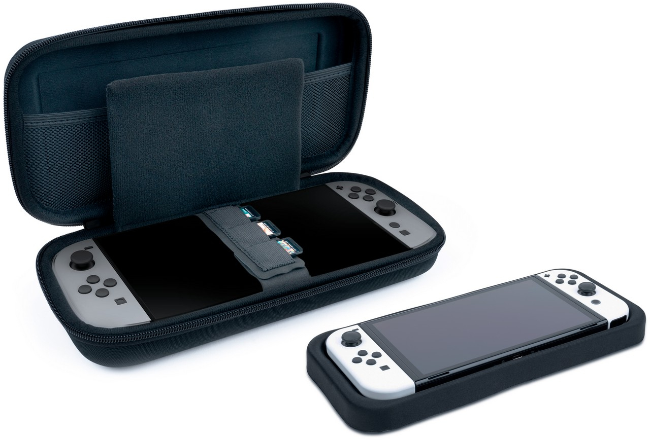 Két Nintendo Switch konzol, egy tokban és egy védőtokban. A tok nyitva van, játék kártyákat mutatva.