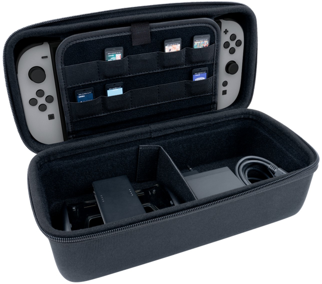 Nyitott, fekete tok, benne egy szürke Nintendo Switch-csel. Játékkazetták, töltő és egyéb kiegészítők láthatók.