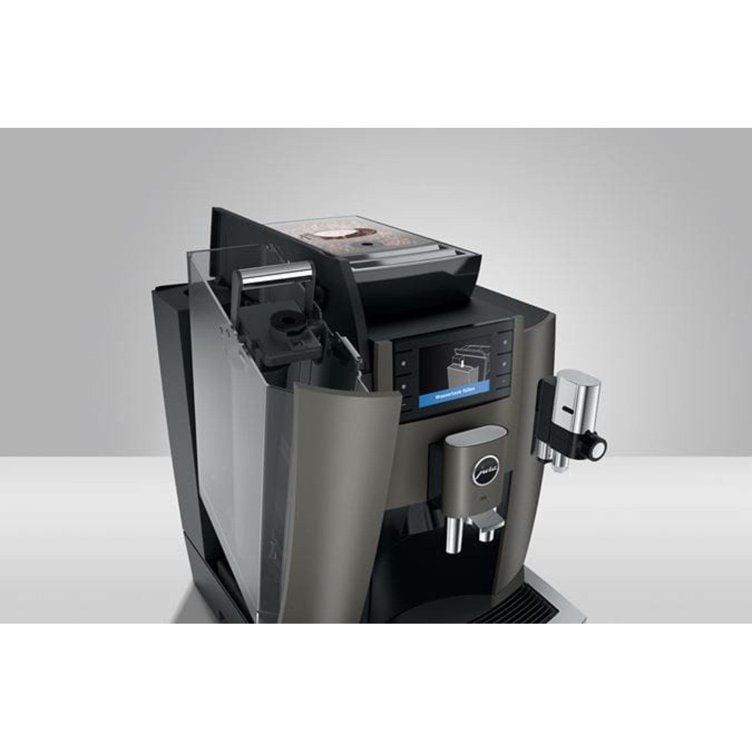Een moderne koffiemachine, grijs en zwart, met een digitaal display en zilveren accenten. De watertank is transparant.