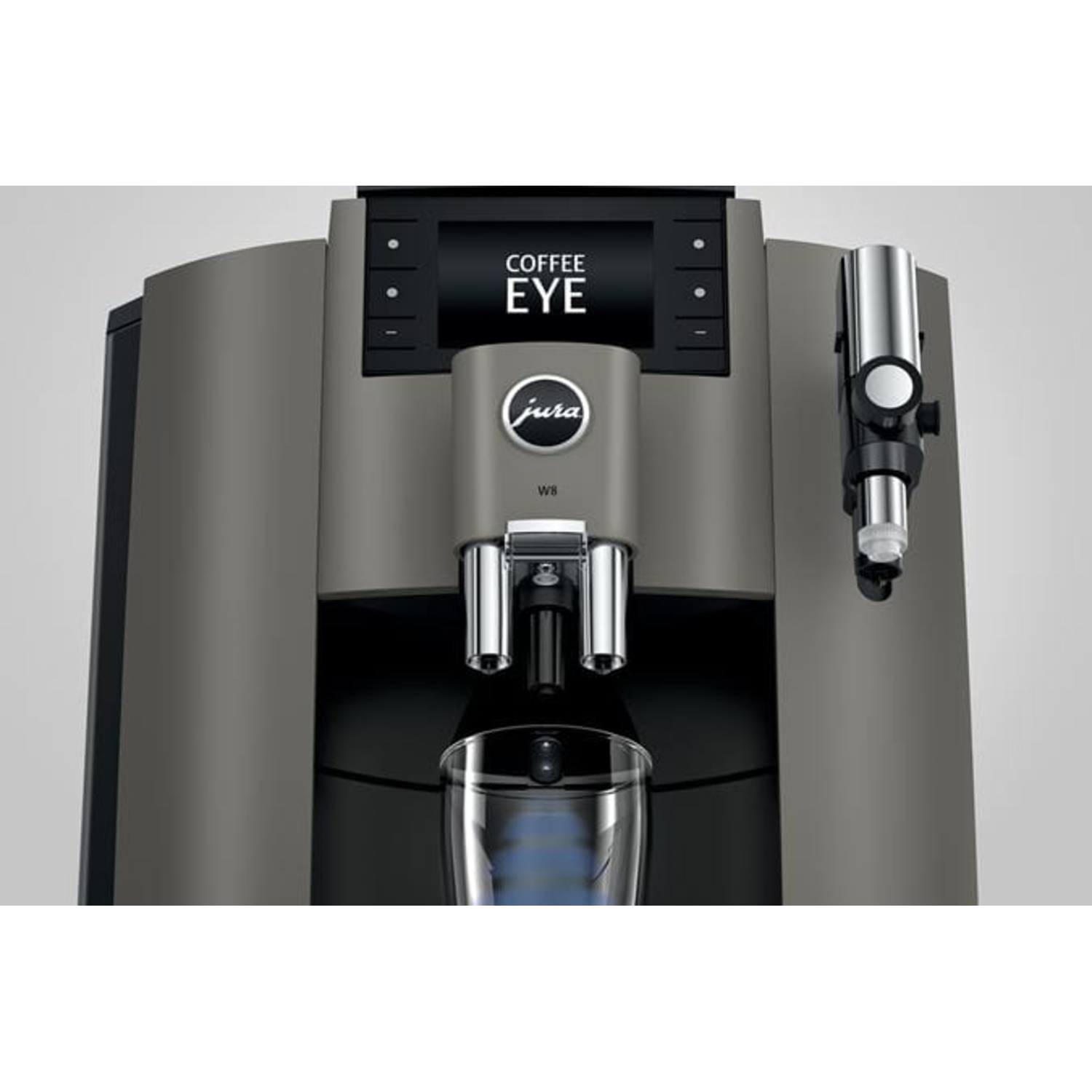 Een grijze Jura W8 koffiemachine. Het heeft een display met 'Coffee Eye'. Onder de koffie-uitlopen staat een glas.