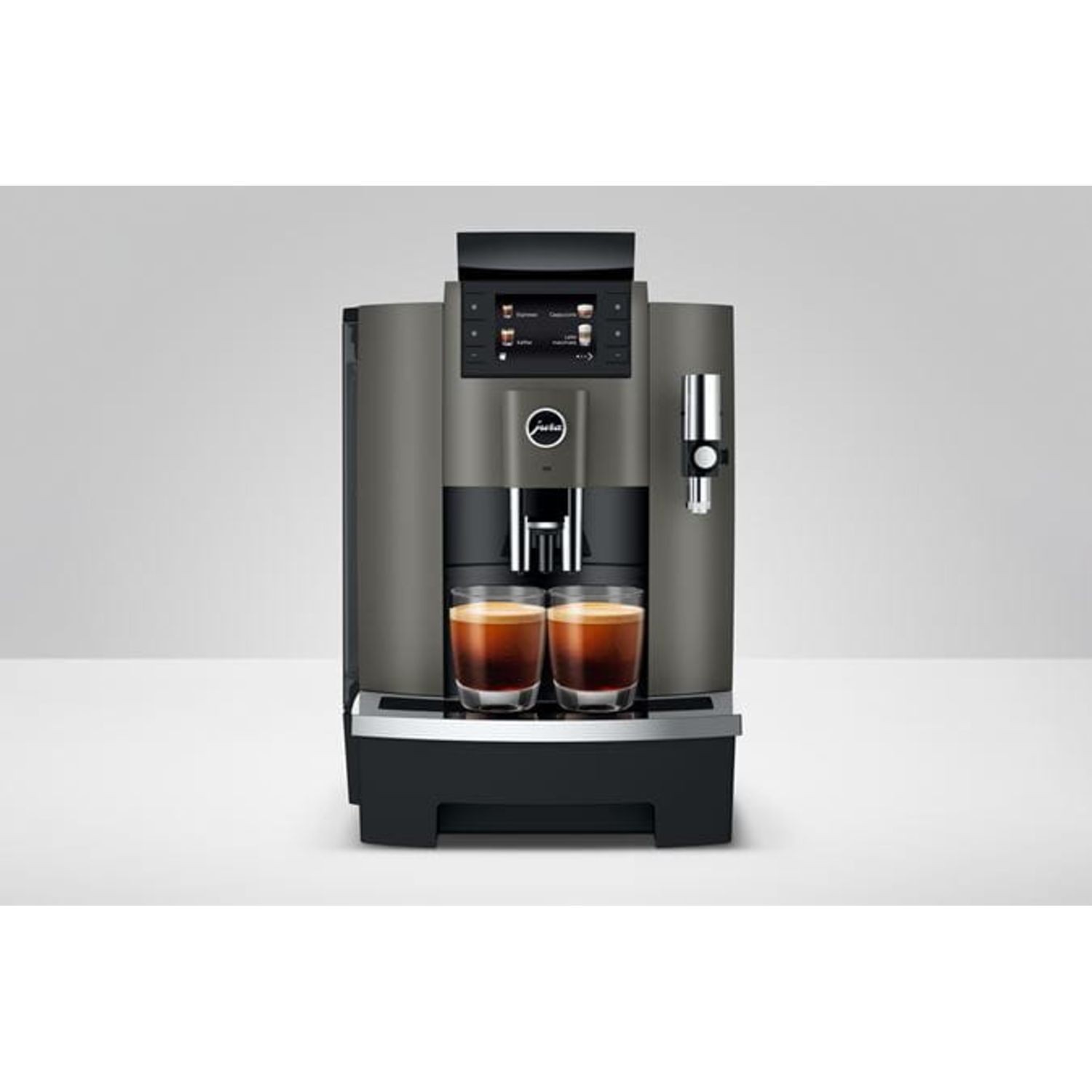 Een grijze koffiemachine met twee glazen koffie. Het heeft een digitaal display en een zilveren tuit.