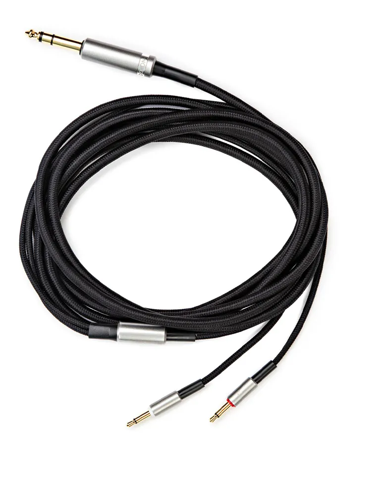 Czarny kabel audio ze srebrnymi złączami i pozłacanymi wtyczkami. Kabel jest zwinięty i leży na białej powierzchni.