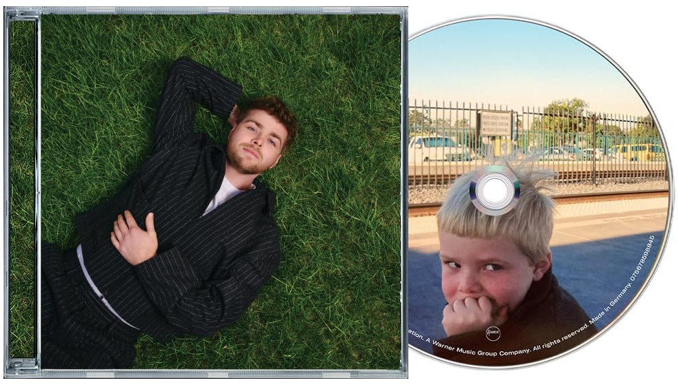CD-borító: öltönyös férfi a füvön, és egy gyerek a vasútállomáson. A CD a kamerába néző gyereket mutatja.