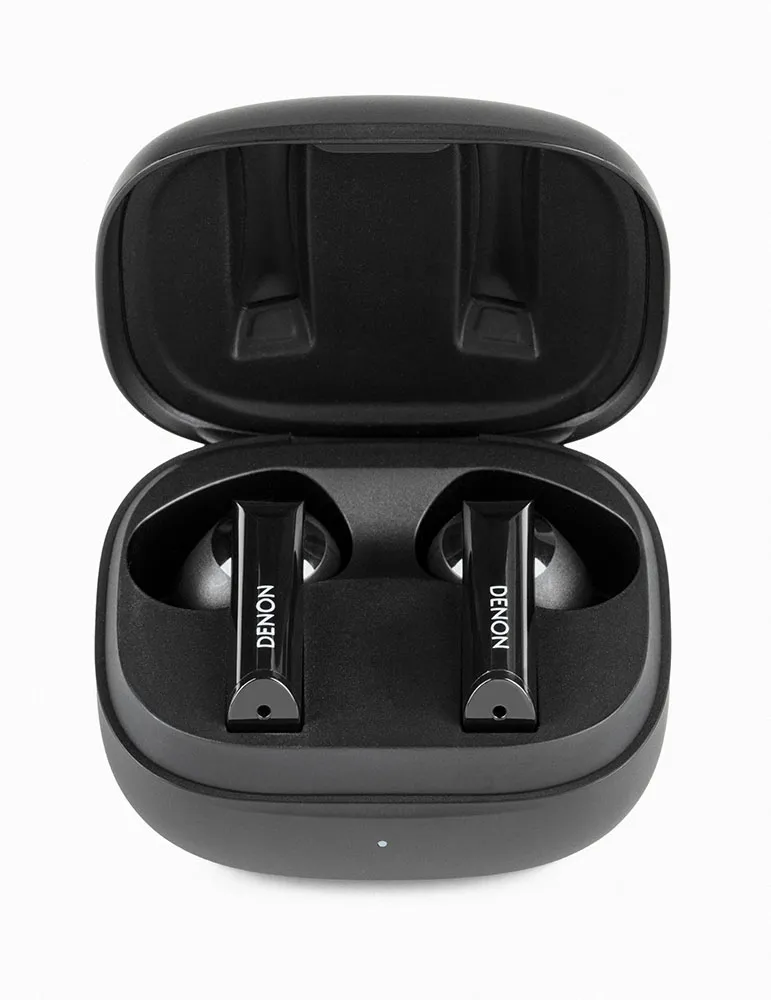 Otwarty czarny futerał na słuchawki douszne, odsłaniający dwie słuchawki z napisem 'DENON'. Futerał na białym tle.